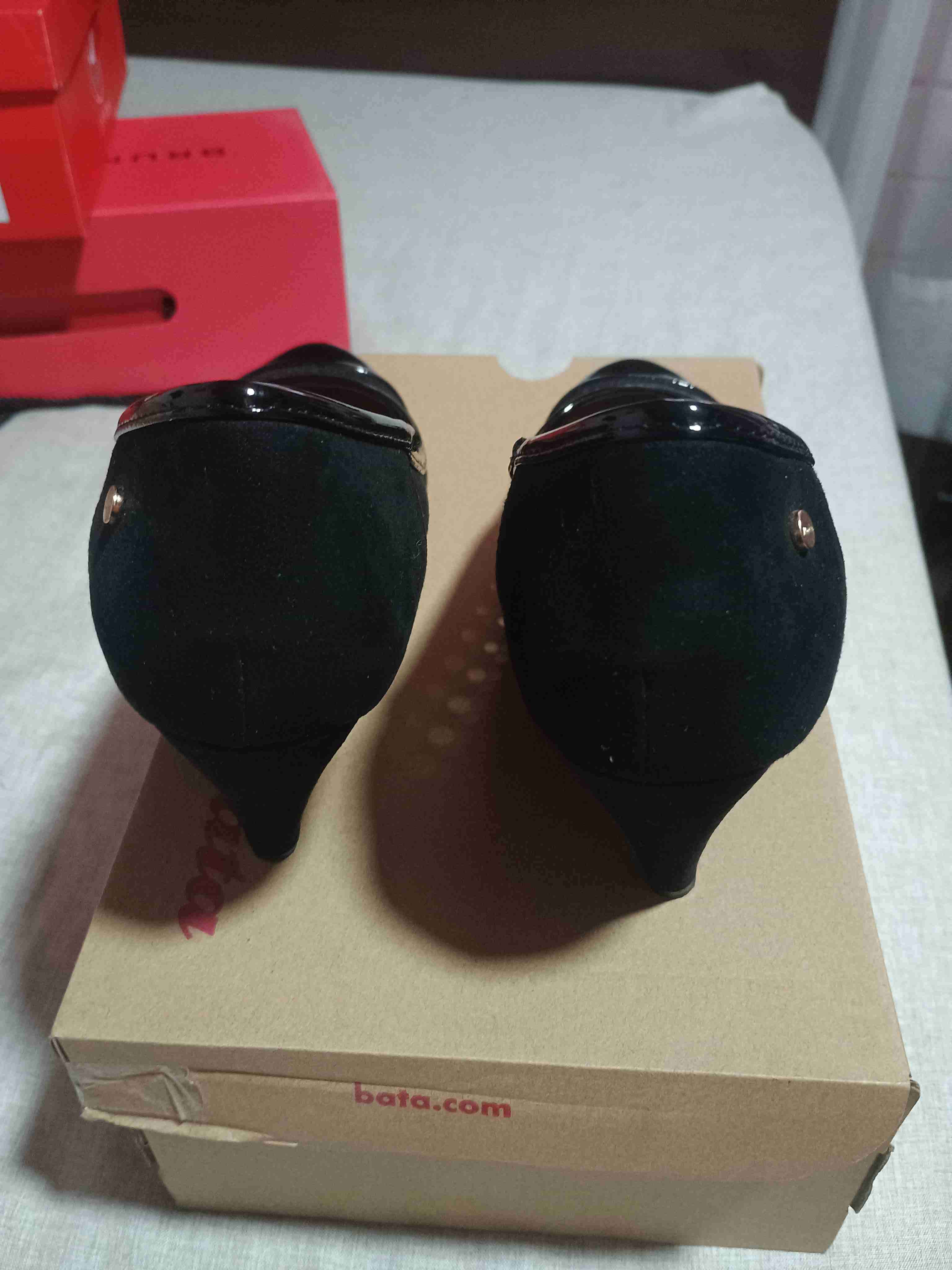 Zapatos negros con taco y detalles en charol - miniatura 2