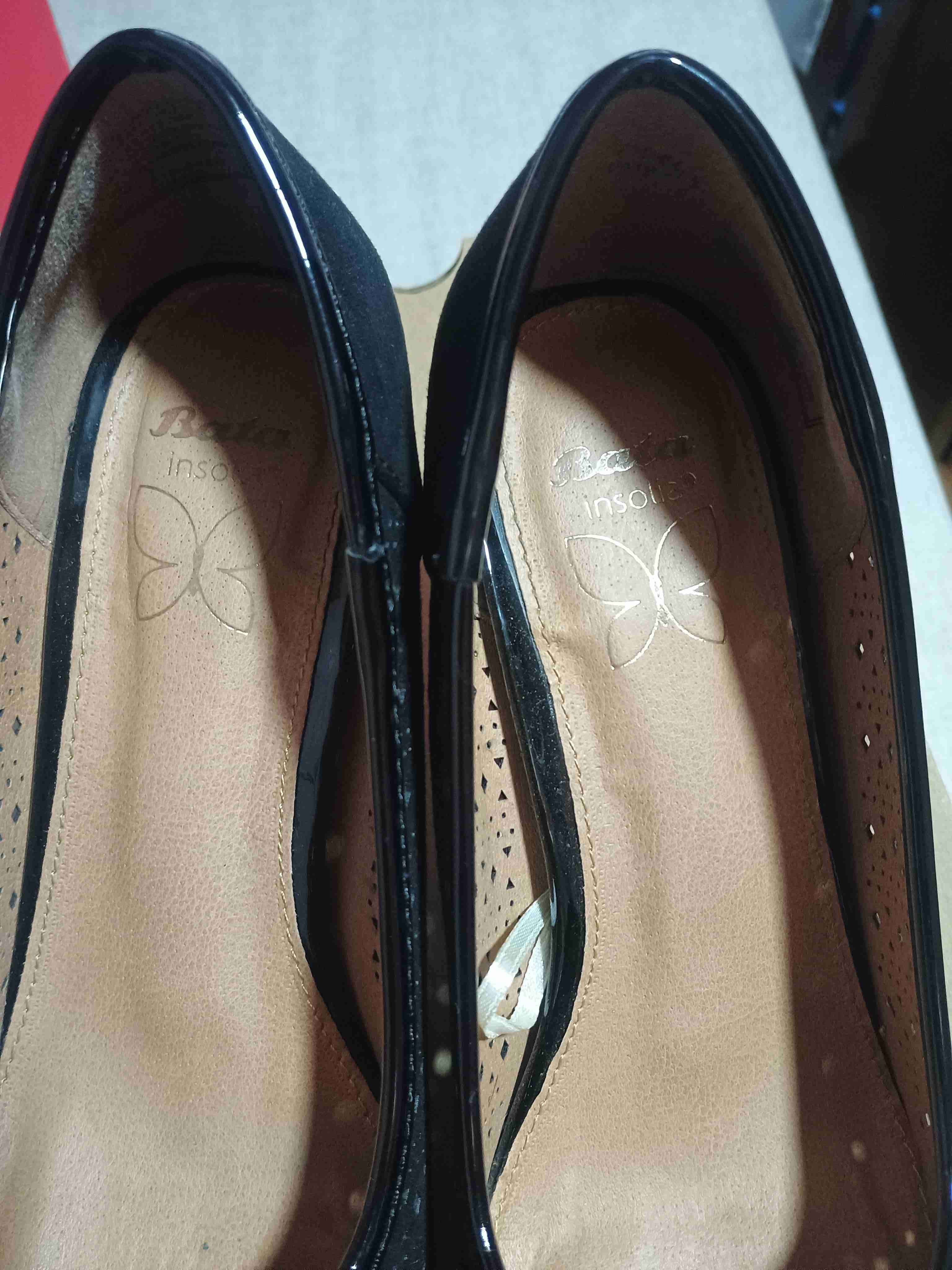 Zapatos negros con taco y detalles en charol - miniatura 3