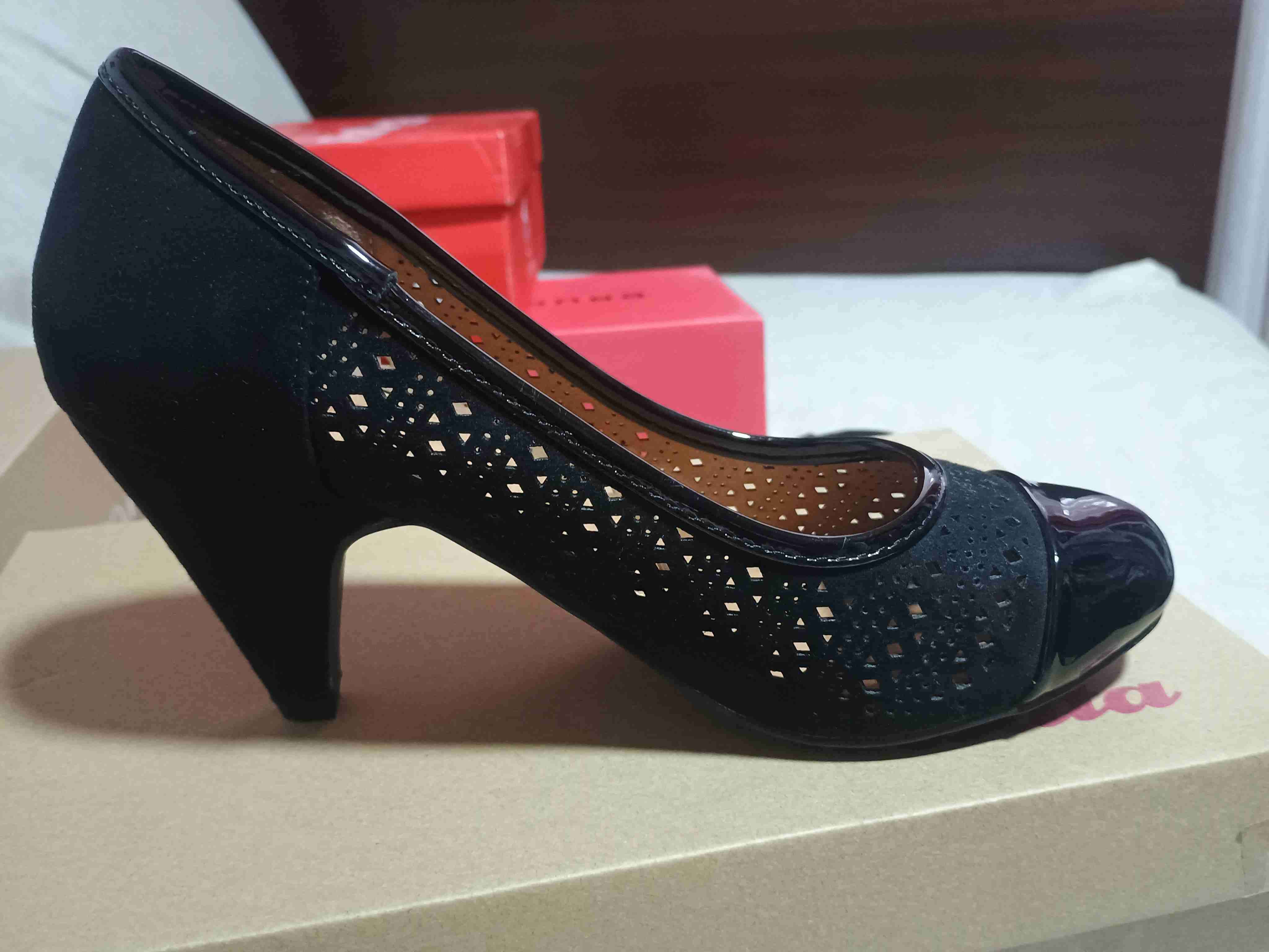 Zapatos negros con taco y detalles en charol - miniatura 6