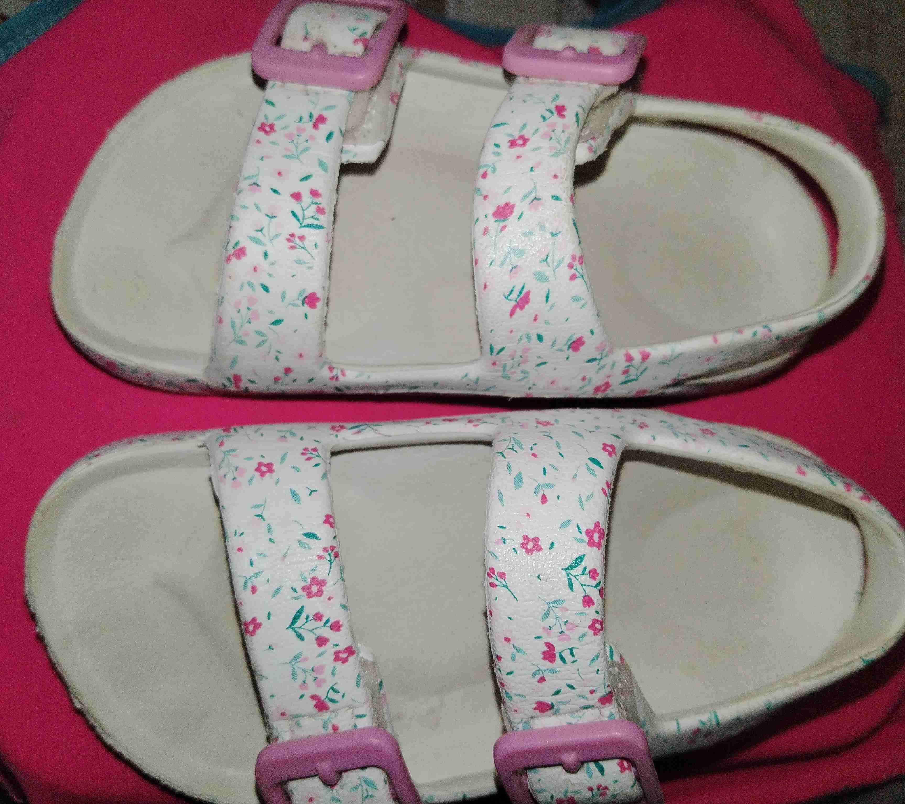 Sandalias infantiles blancas con flores