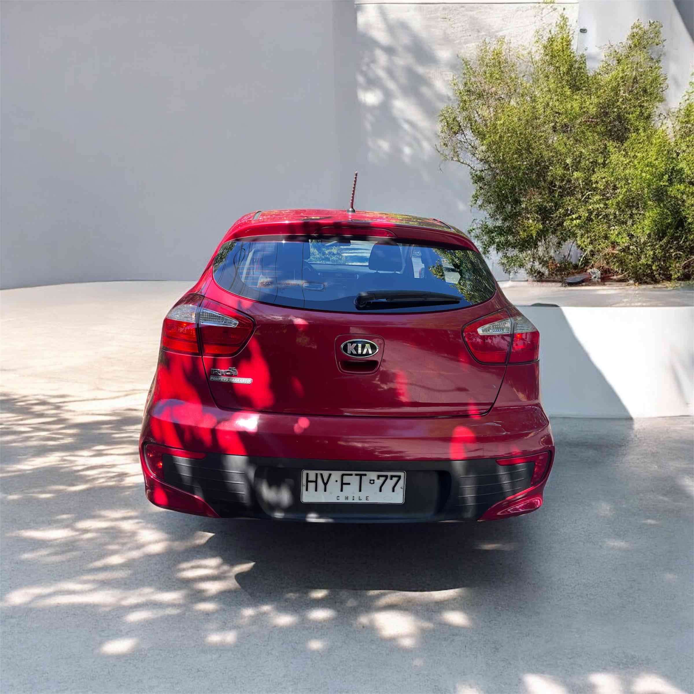 Auto mediano color rojo - miniatura 2