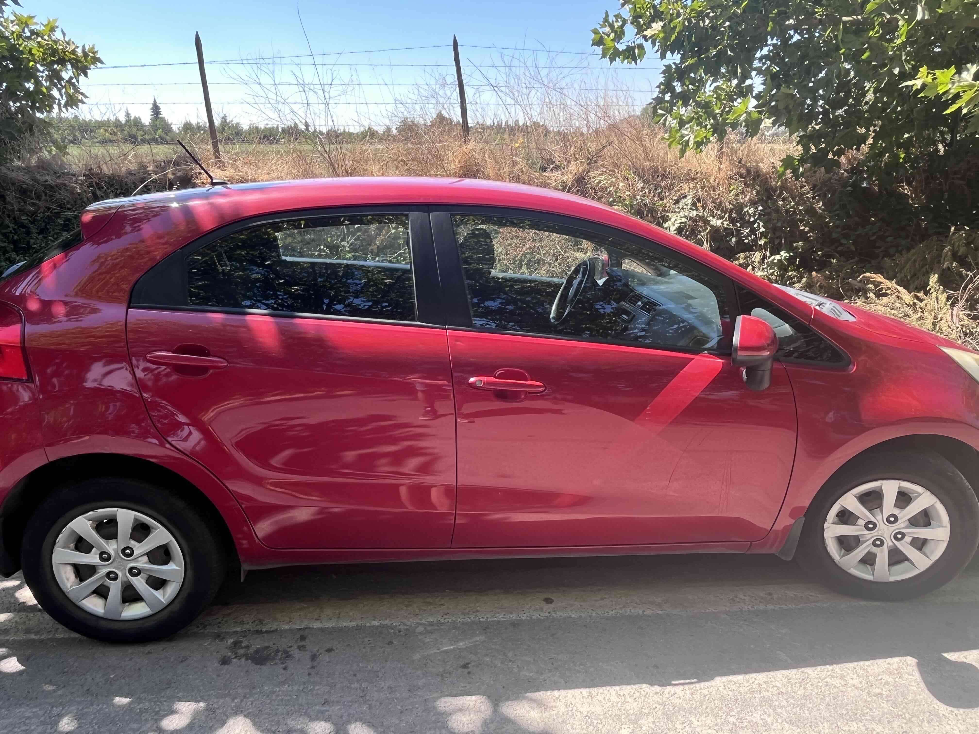 Auto mediano color rojo - miniatura 3