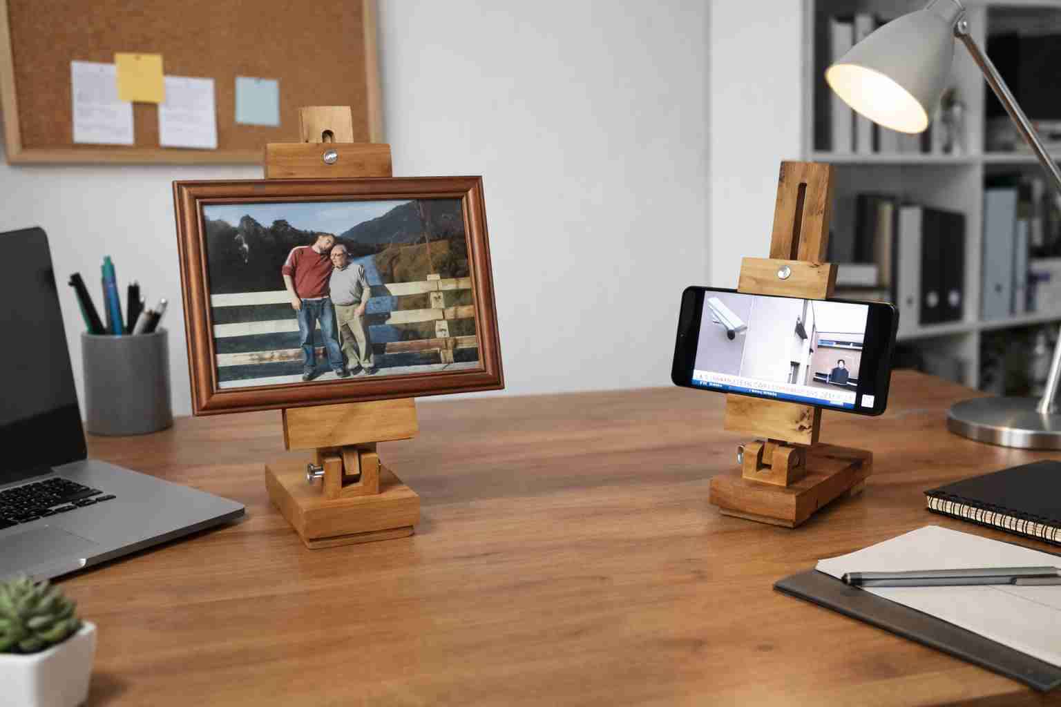 Soportes de madera para fotos y móvil