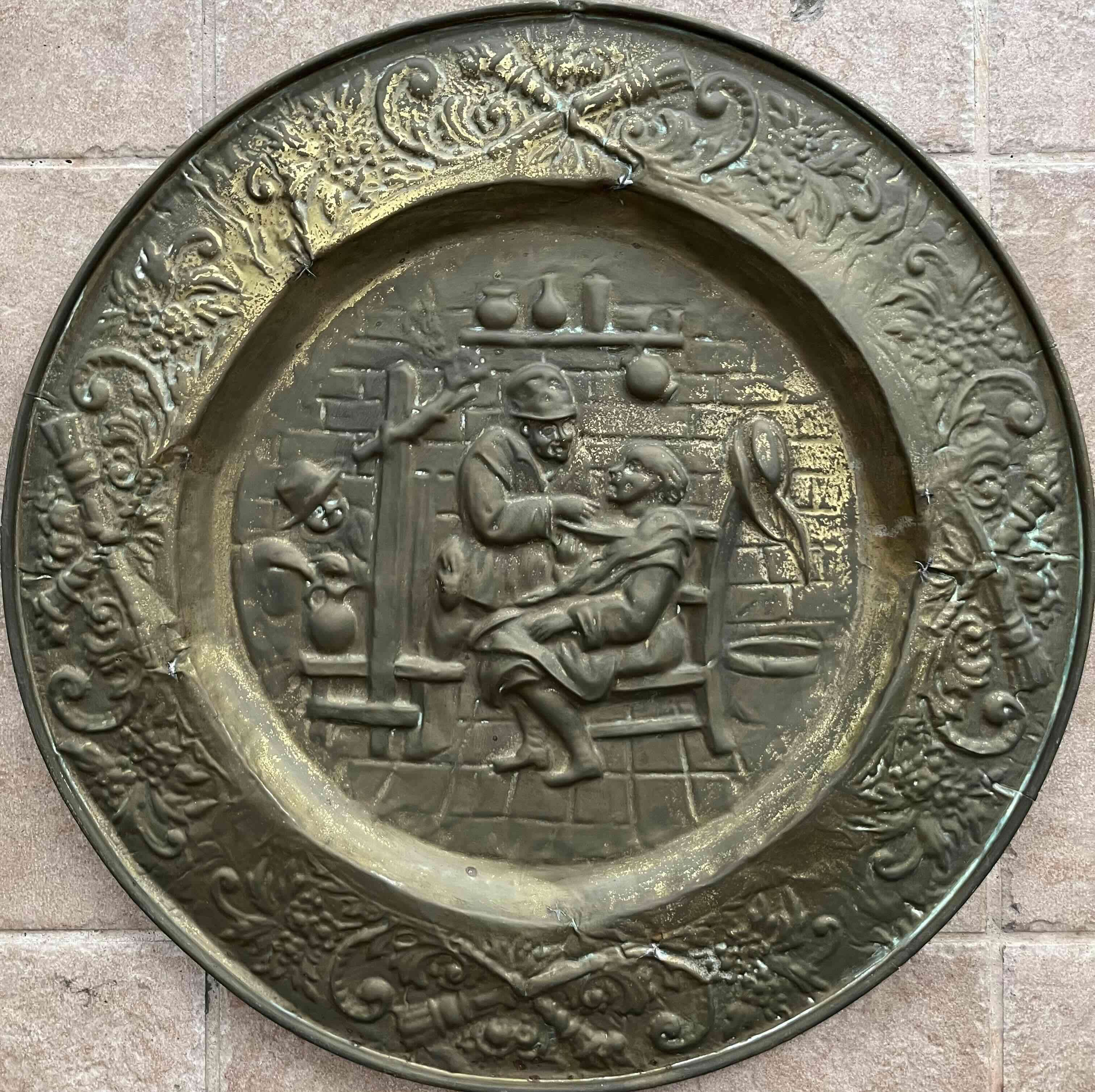 Plato decorativo de metal antiguo