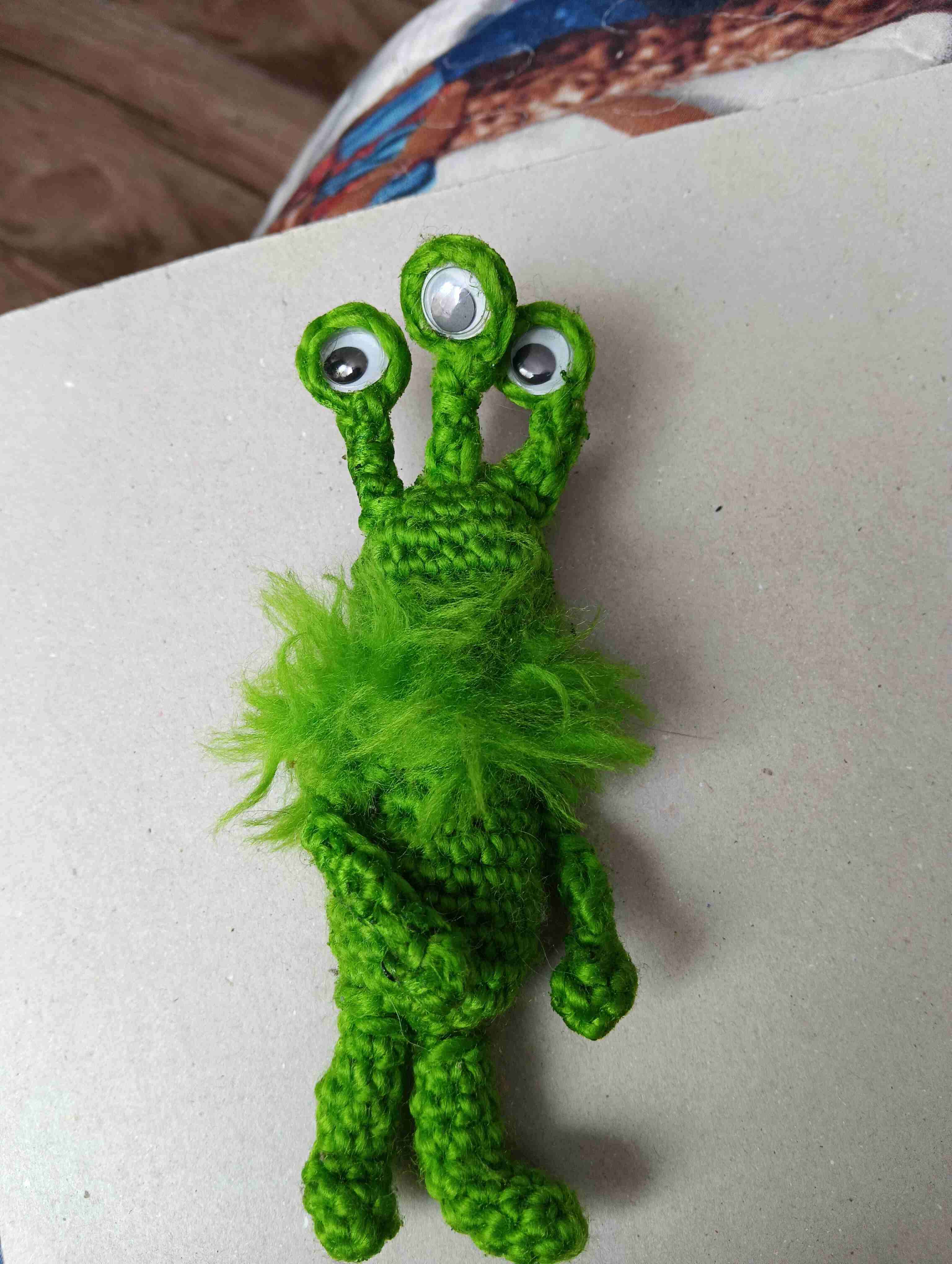 Muñeco tejido alienígena verde