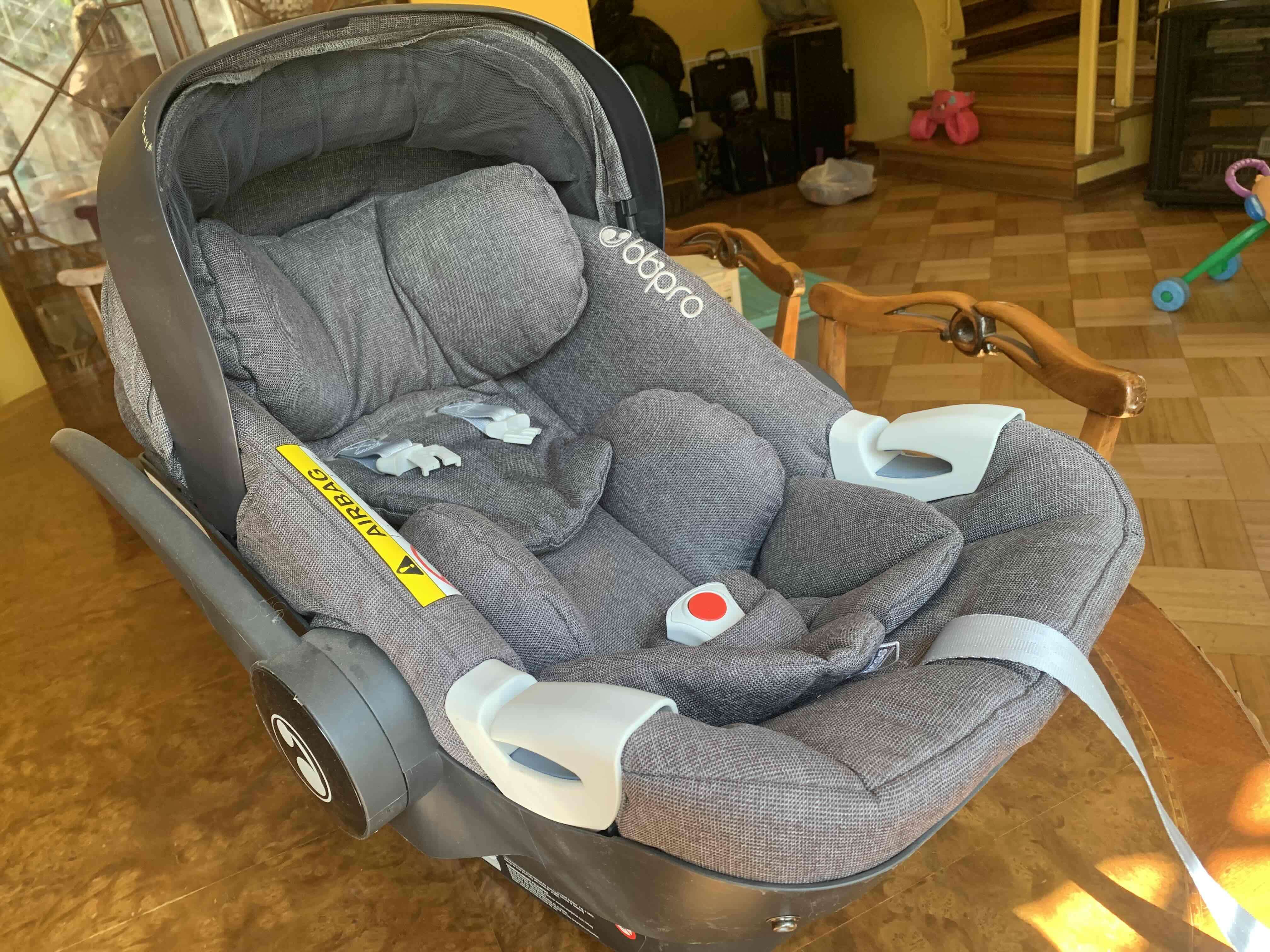 Silla de auto gris para bebé - miniatura 2