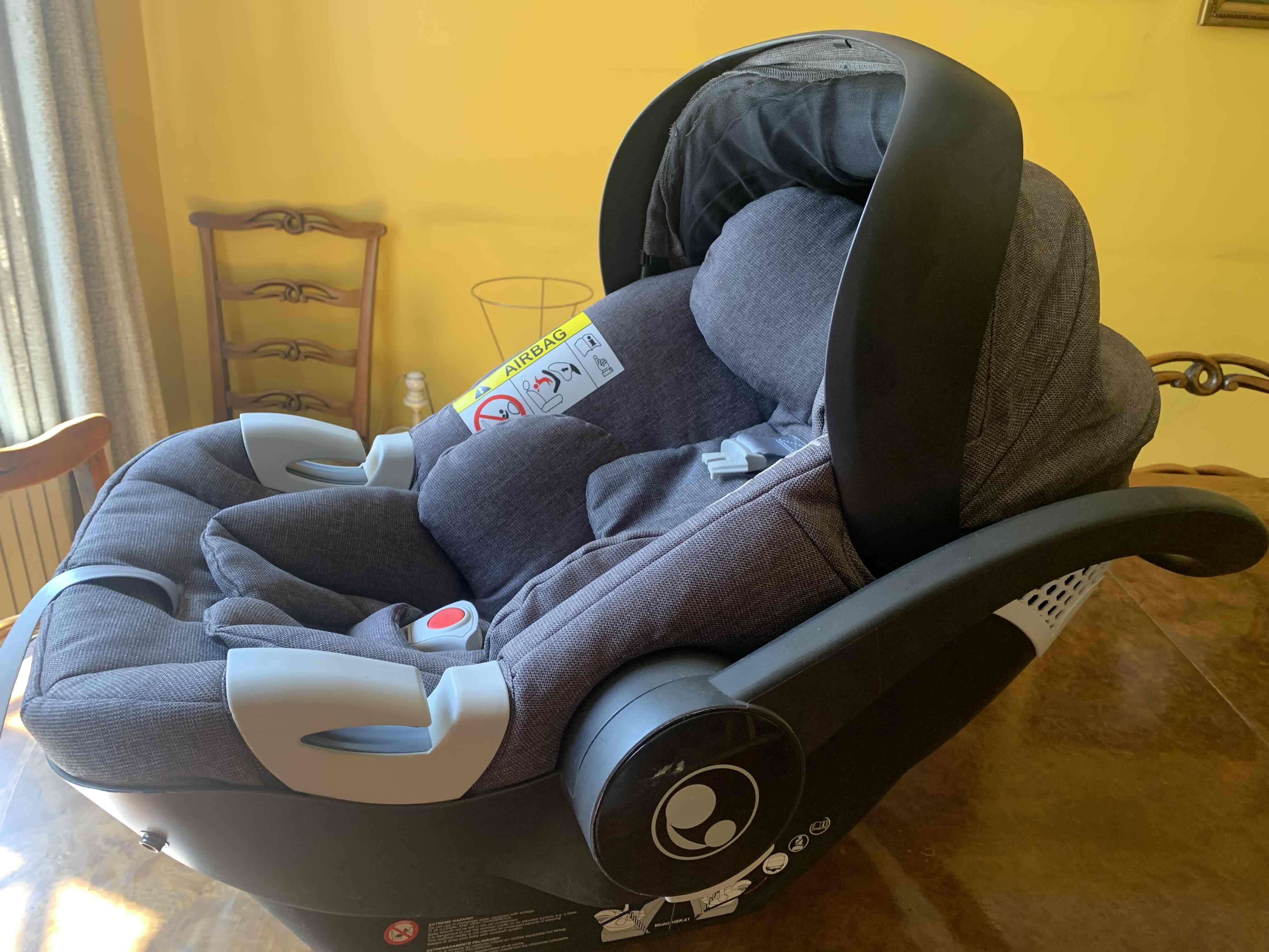 Silla de auto gris para bebé - miniatura 3