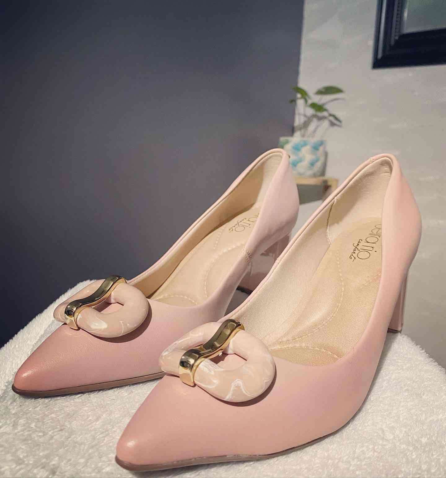Tacones rosas con adorno dorado