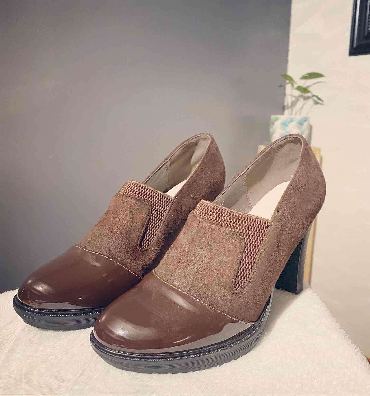 Zapatos de tacón marrones elegante