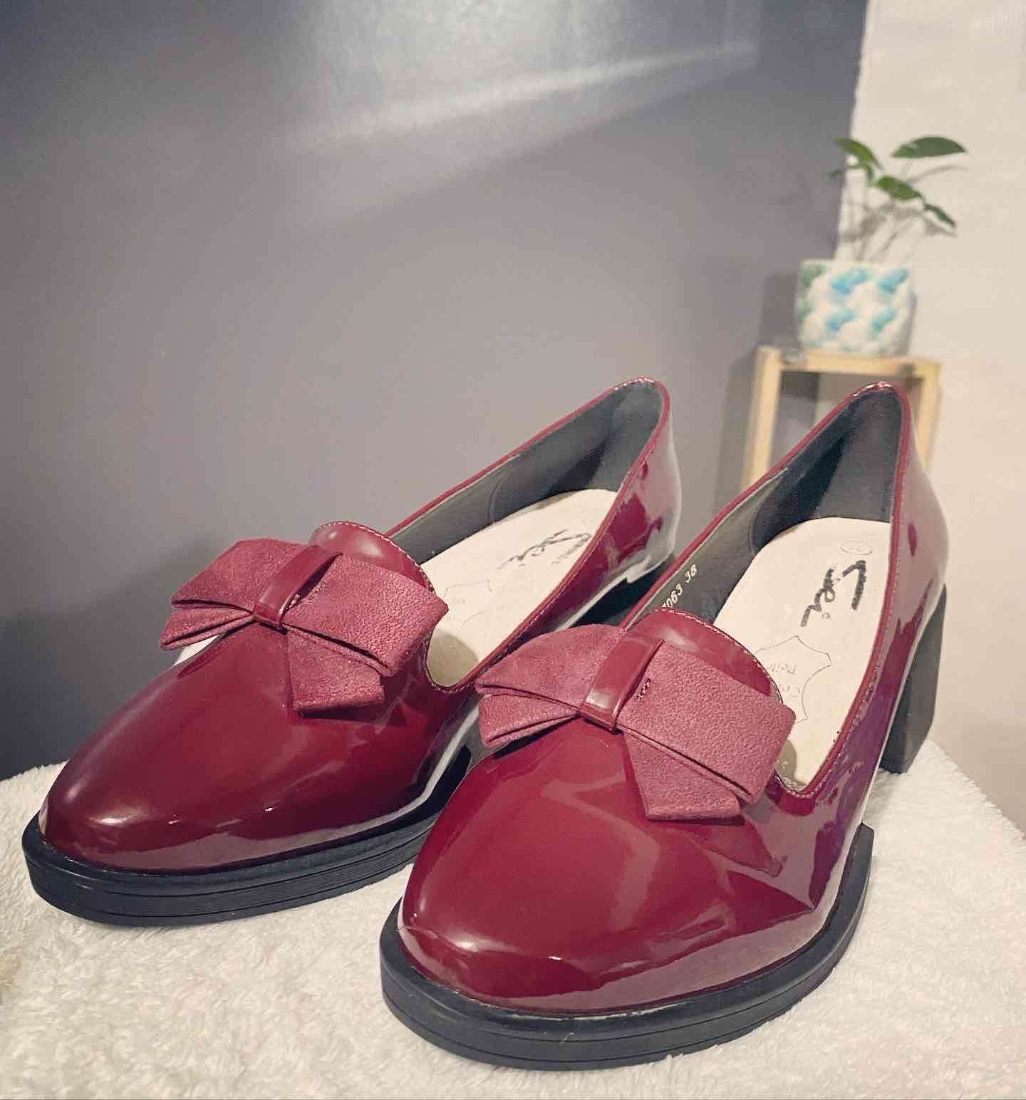 Zapatos burdeos charol con lazo