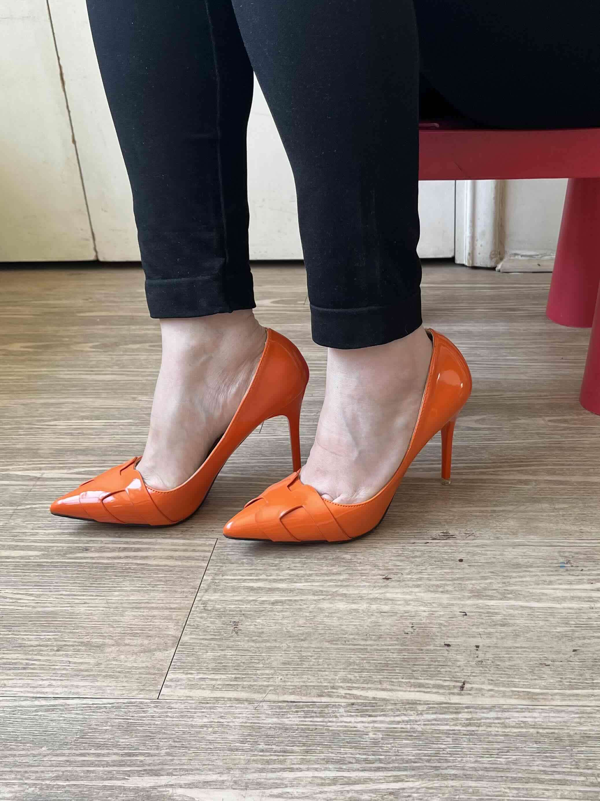 Tacones naranjos en punta