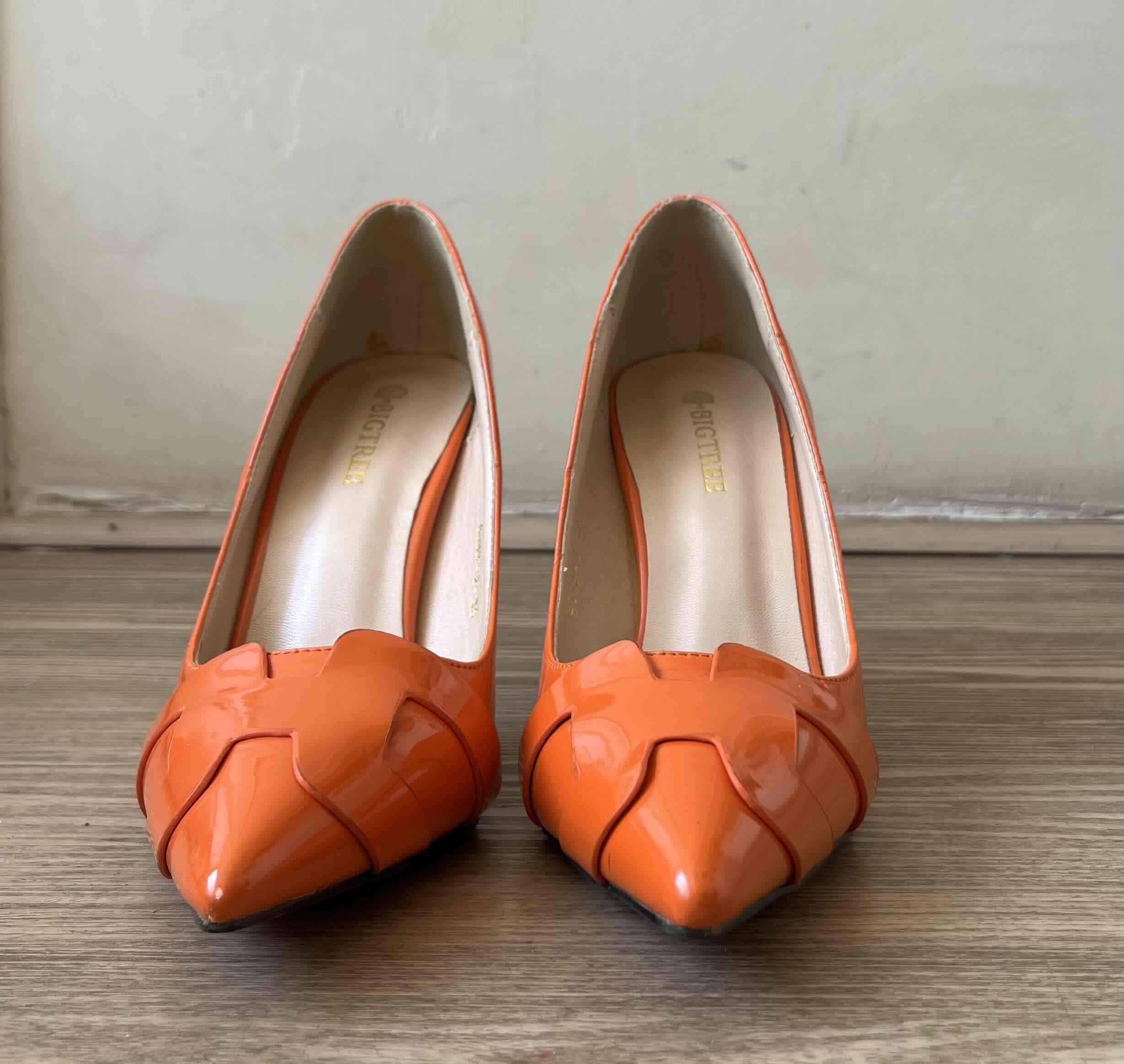 Tacones naranjos en punta - miniatura 2
