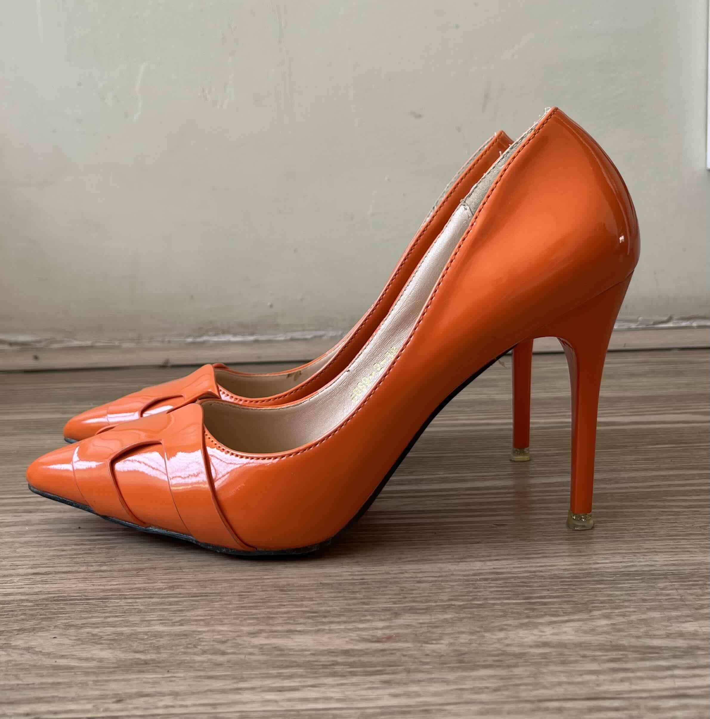 Tacones naranjos en punta - miniatura 3