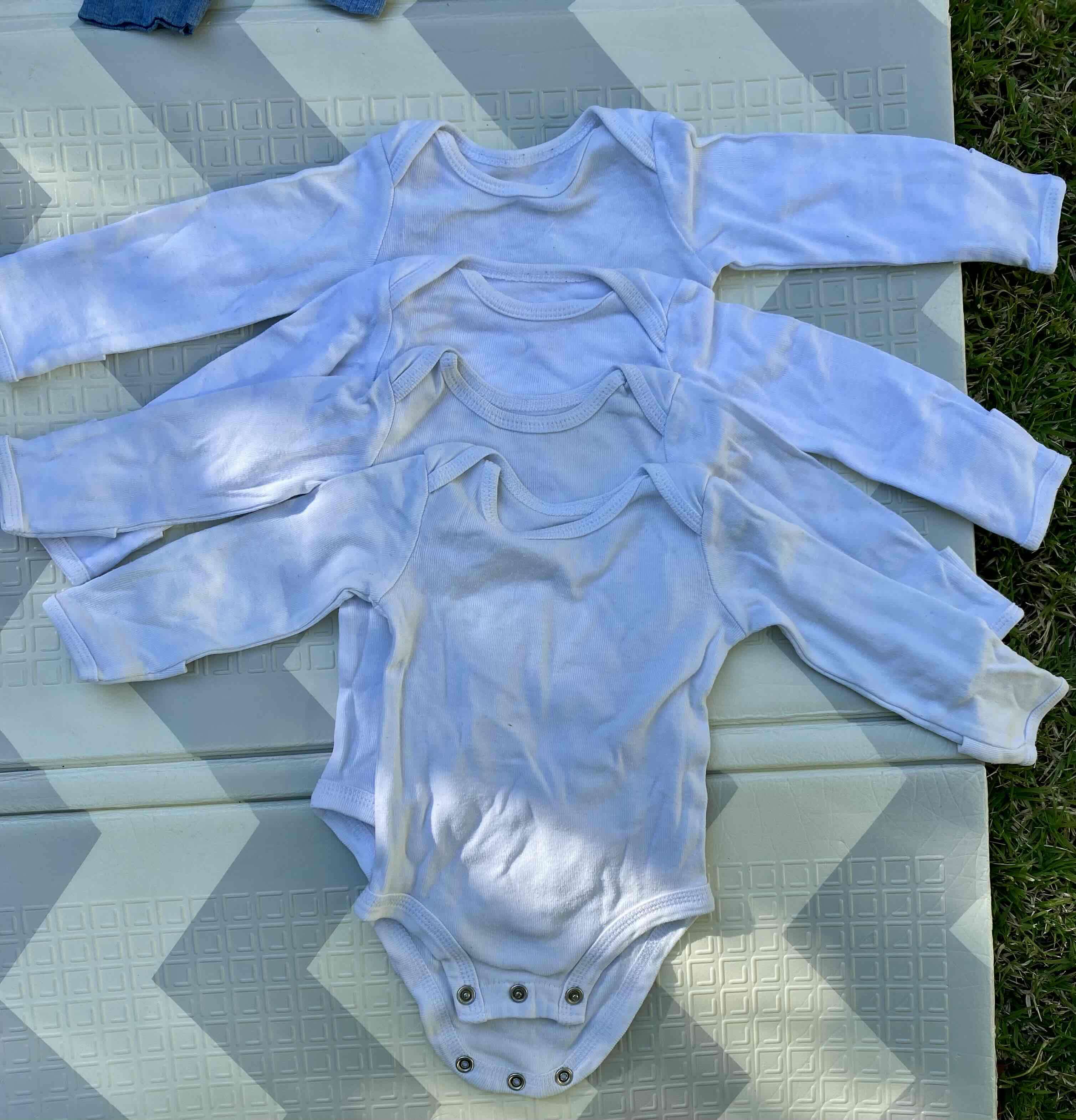 Set de 4 bodies blancos para bebé - miniatura 2