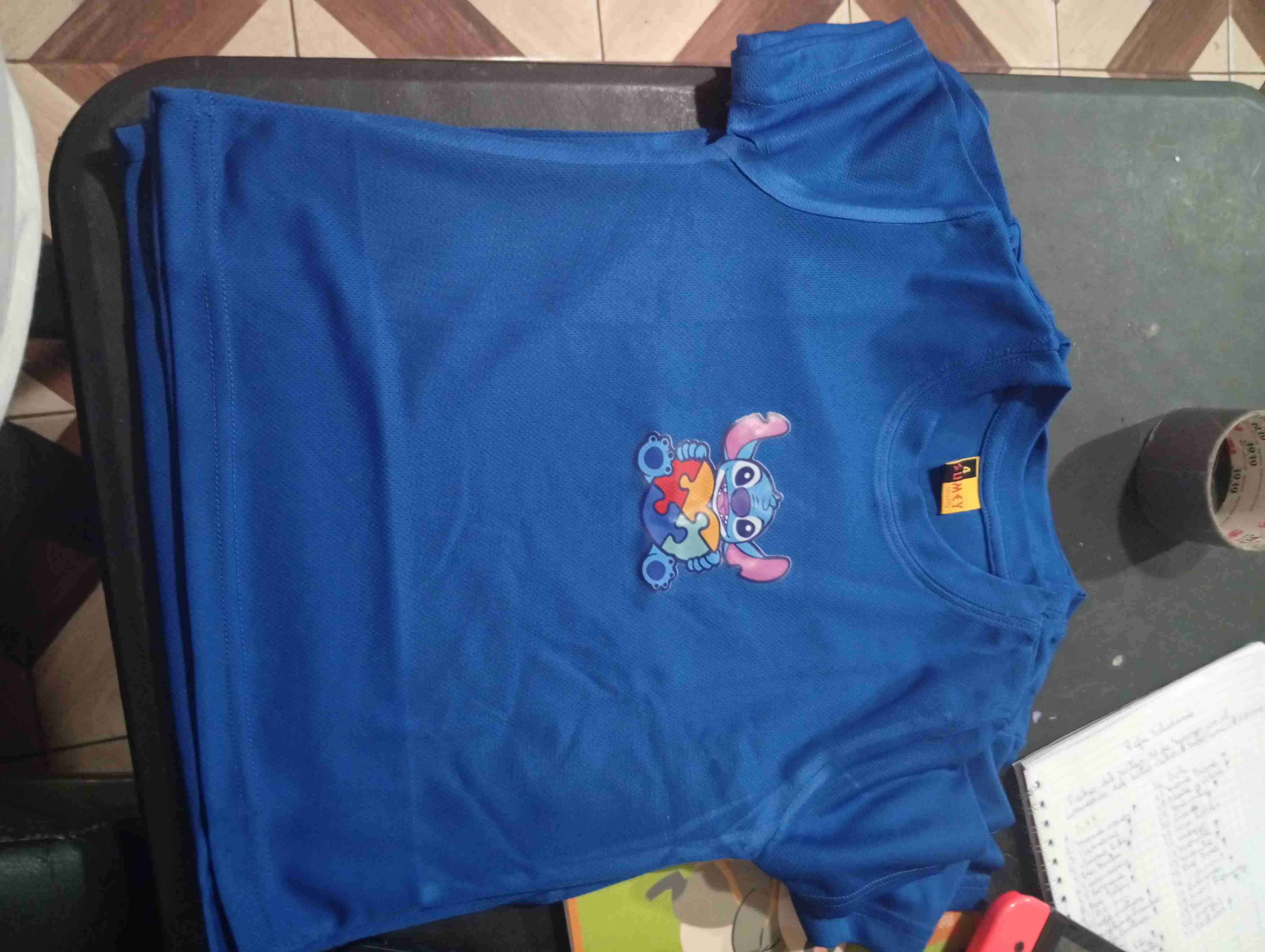 Polera azul con estampado de rompecabezas - miniatura 2