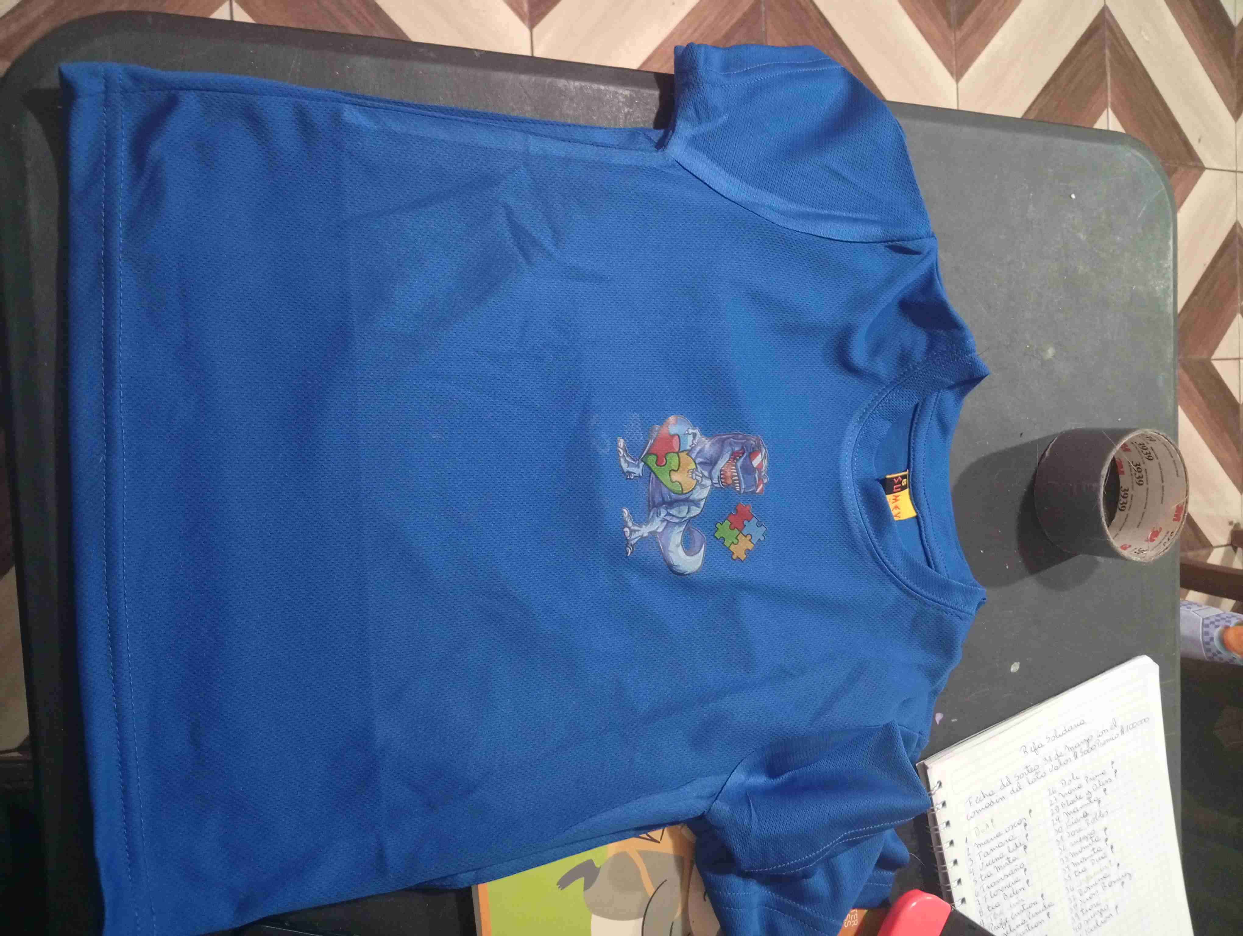 Polera azul con estampado de rompecabezas - miniatura 5