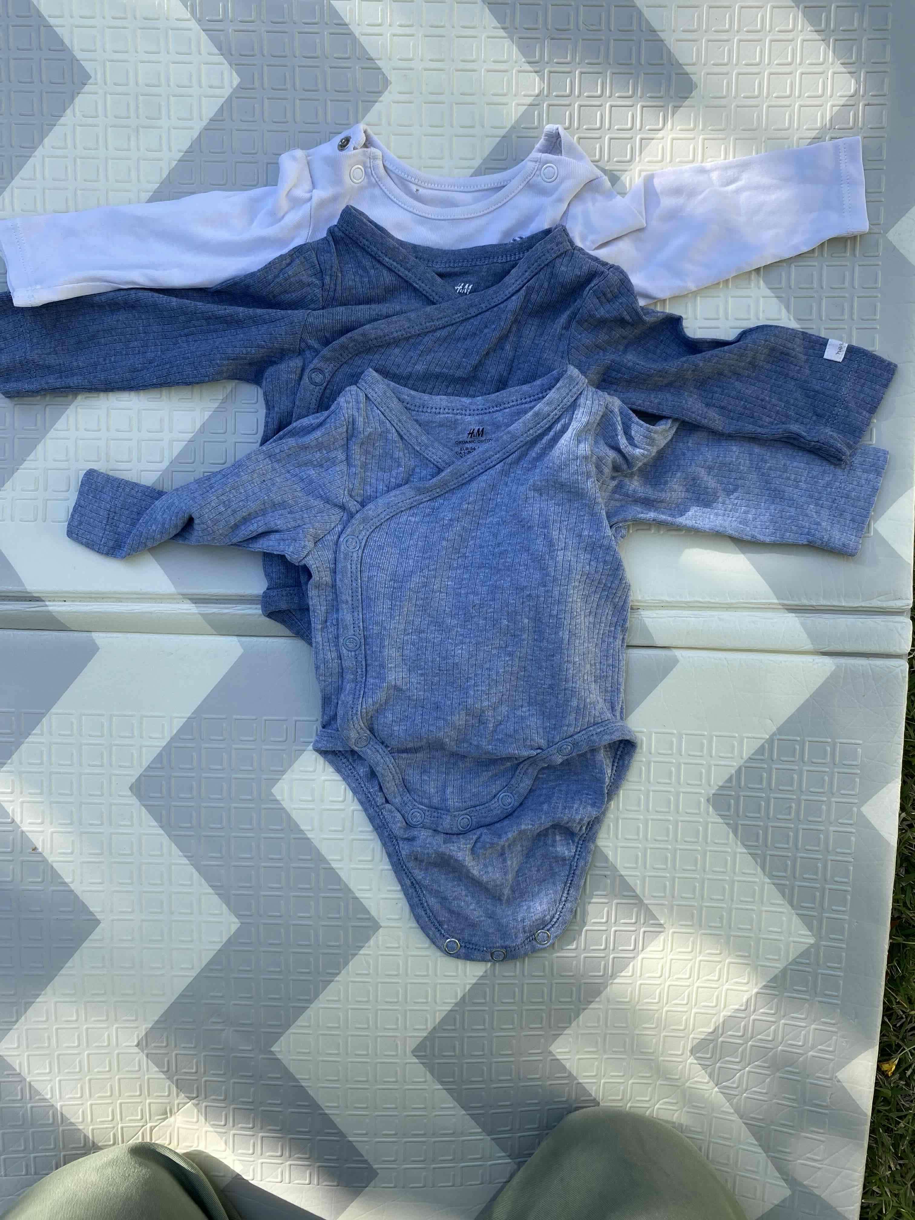 Set de tres bodies H&M para bebé
