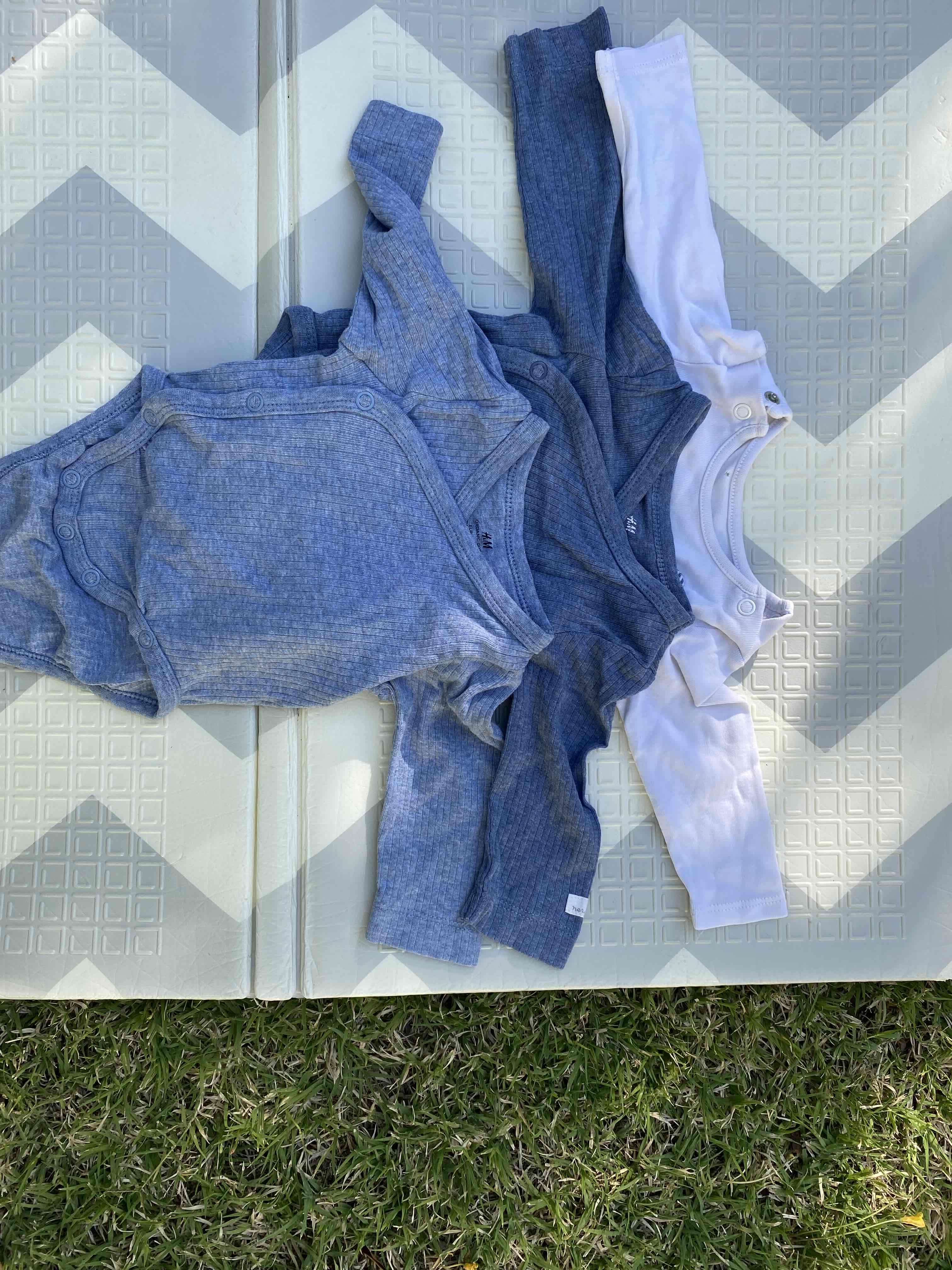 Set de tres bodies H&M para bebé - miniatura 2