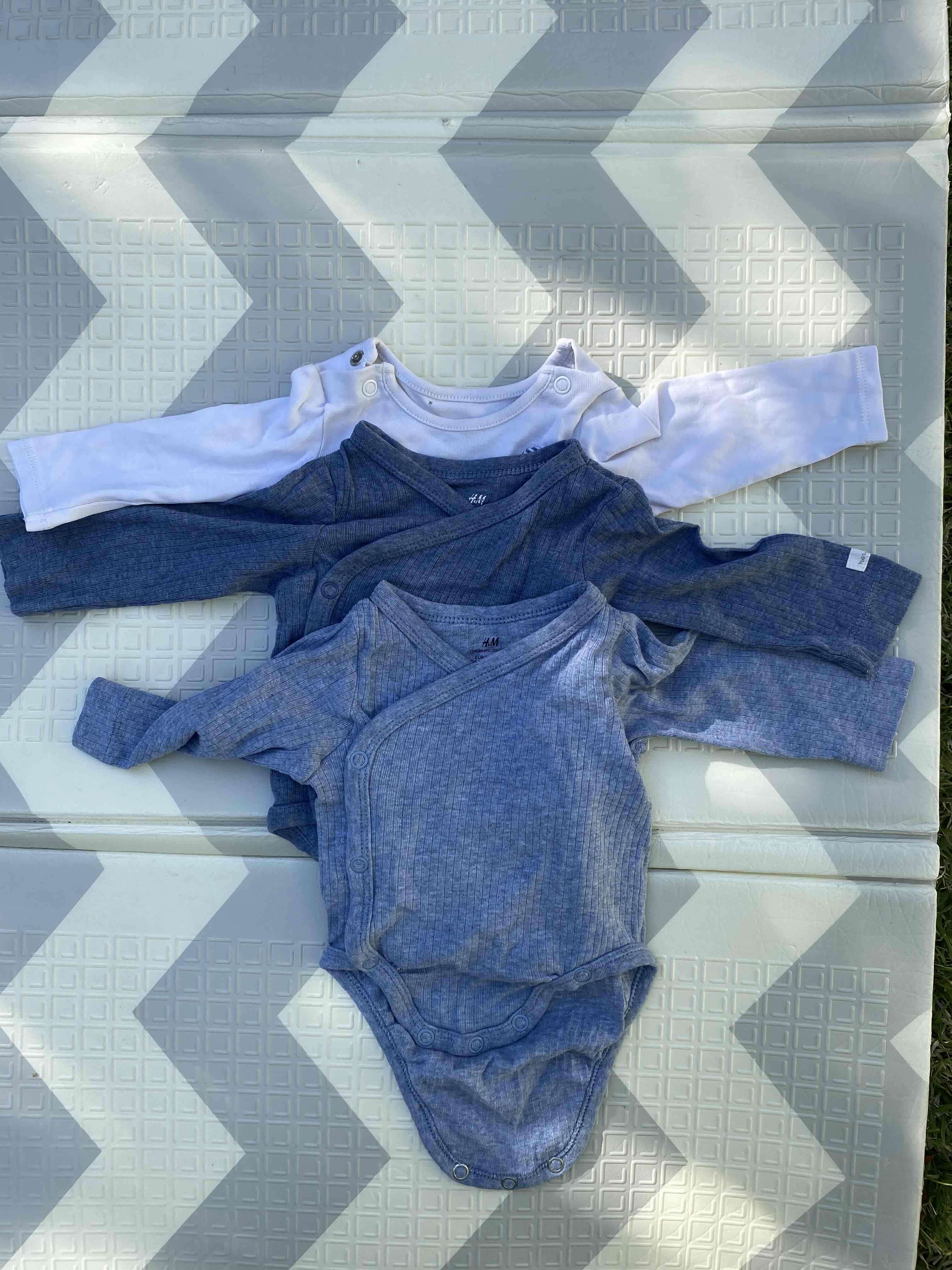 Set de tres bodies H&M para bebé - miniatura 3