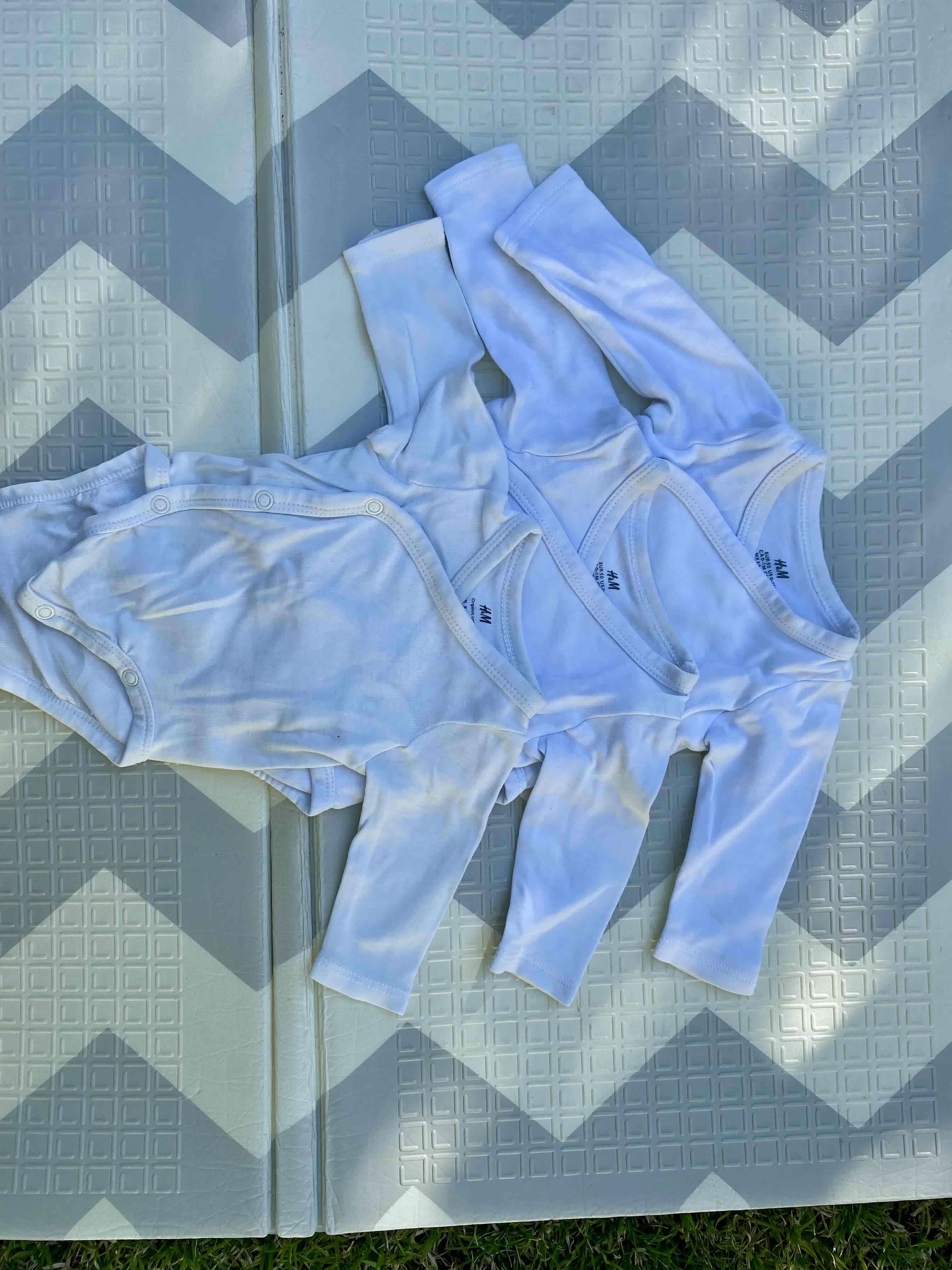 Bodies cruzados de bebé blancos - miniatura 2