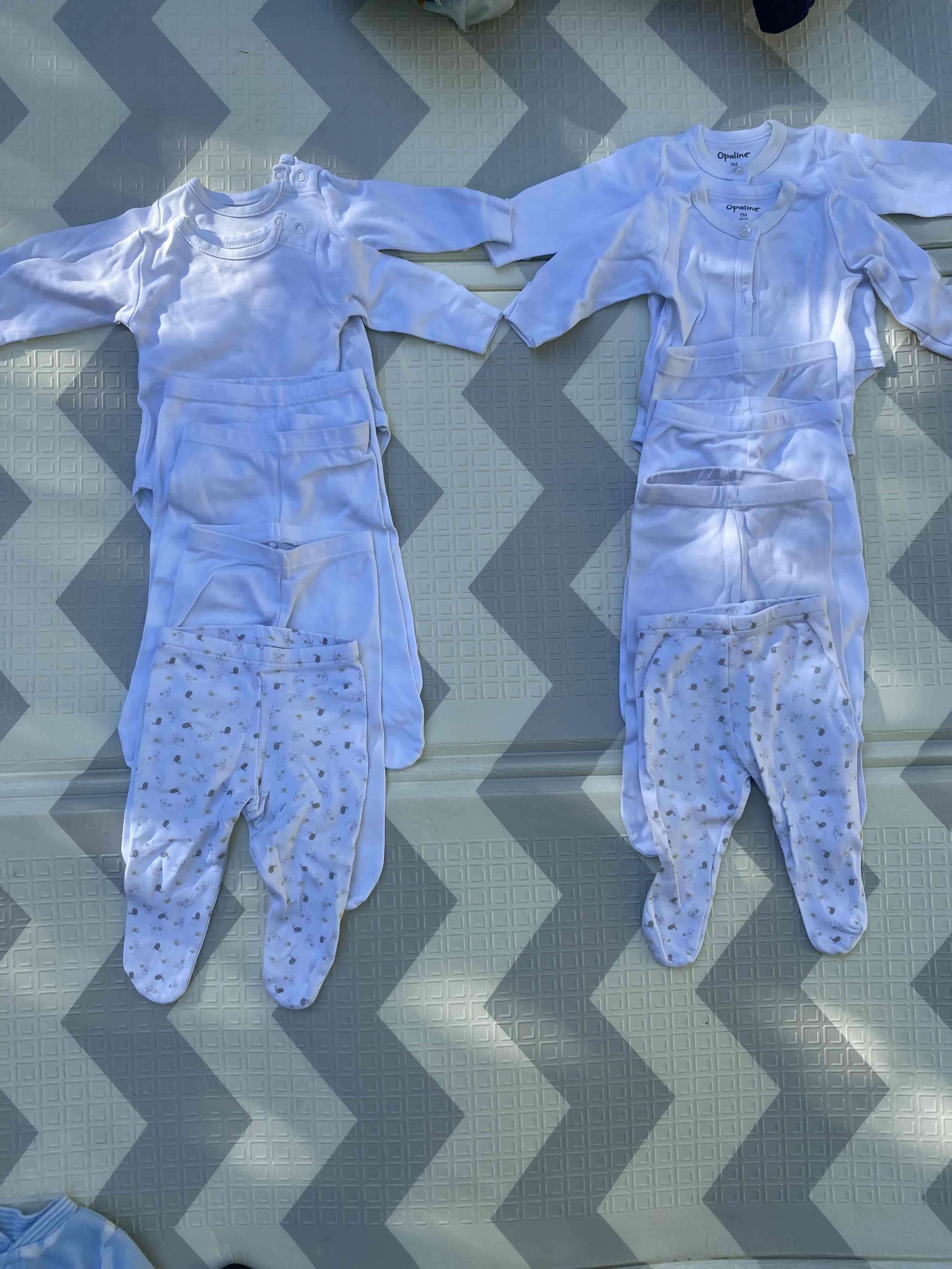 Ropa de bebé blanca y estampada