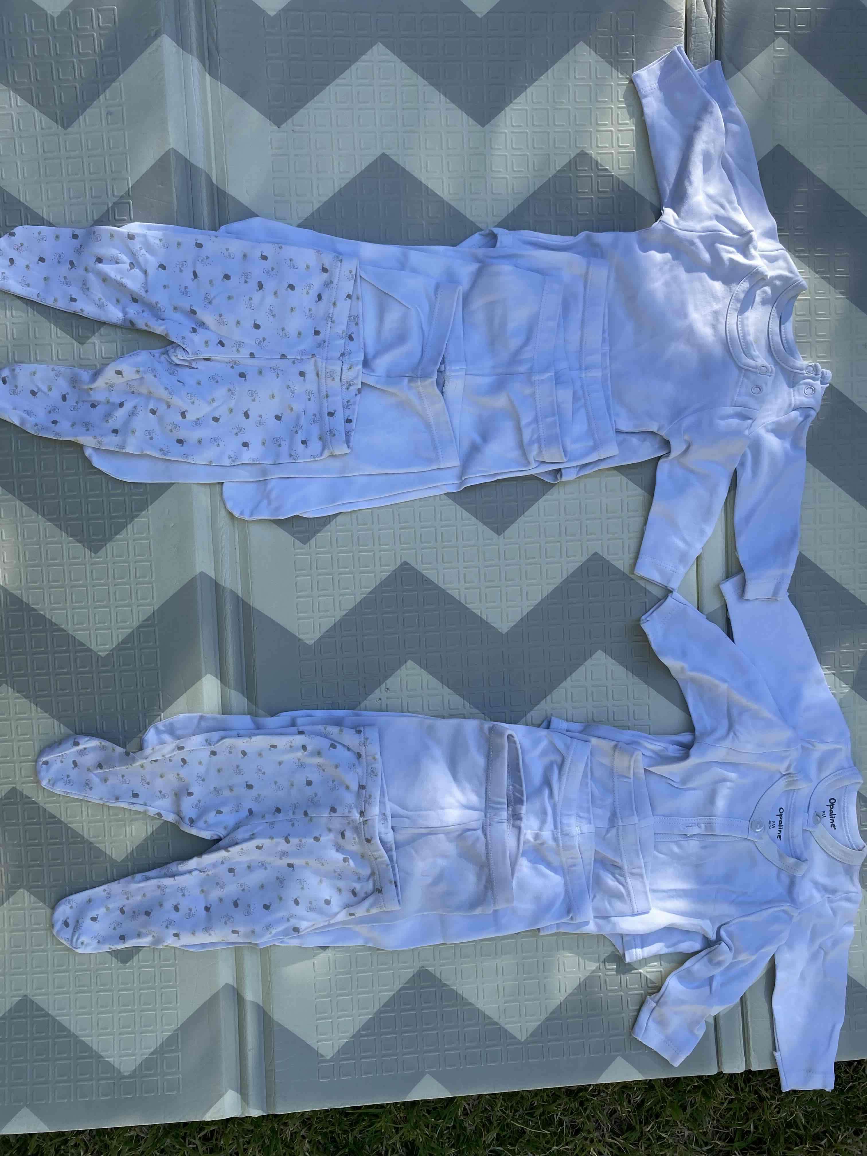 Ropa de bebé blanca y estampada - miniatura 2