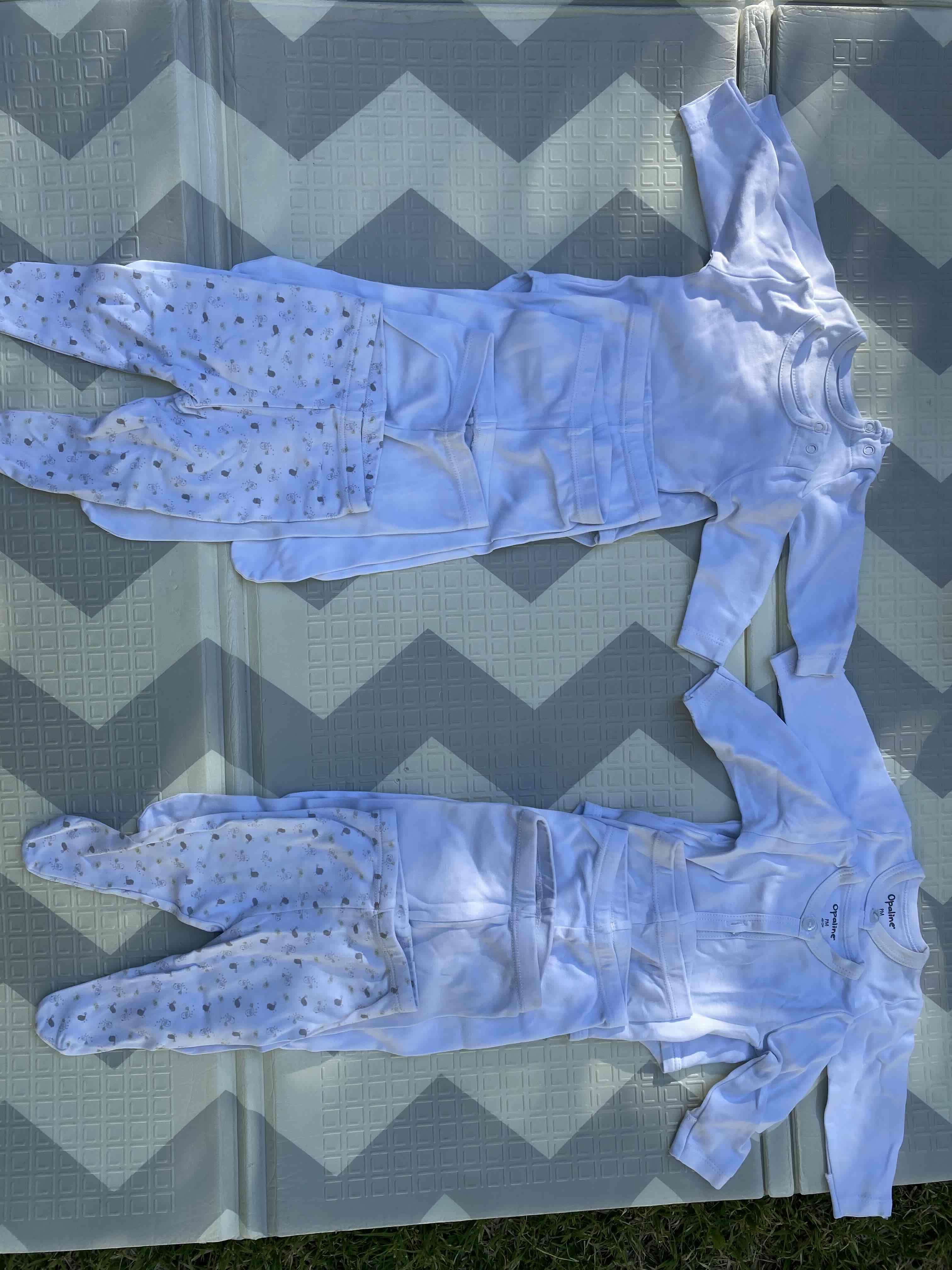 Ropa de bebé blanca y estampada - miniatura 3