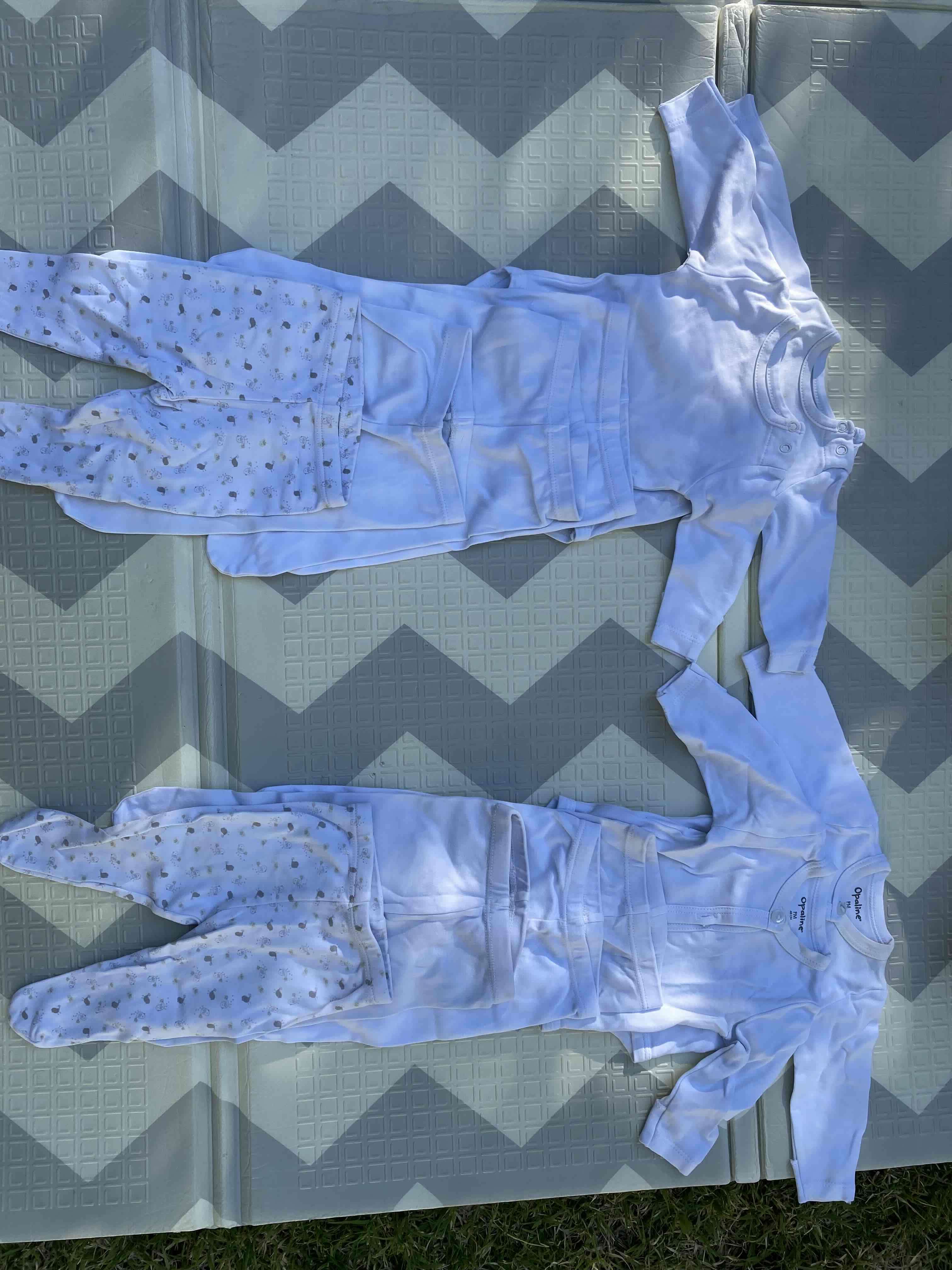 Ropa de bebé blanca y estampada - miniatura 4