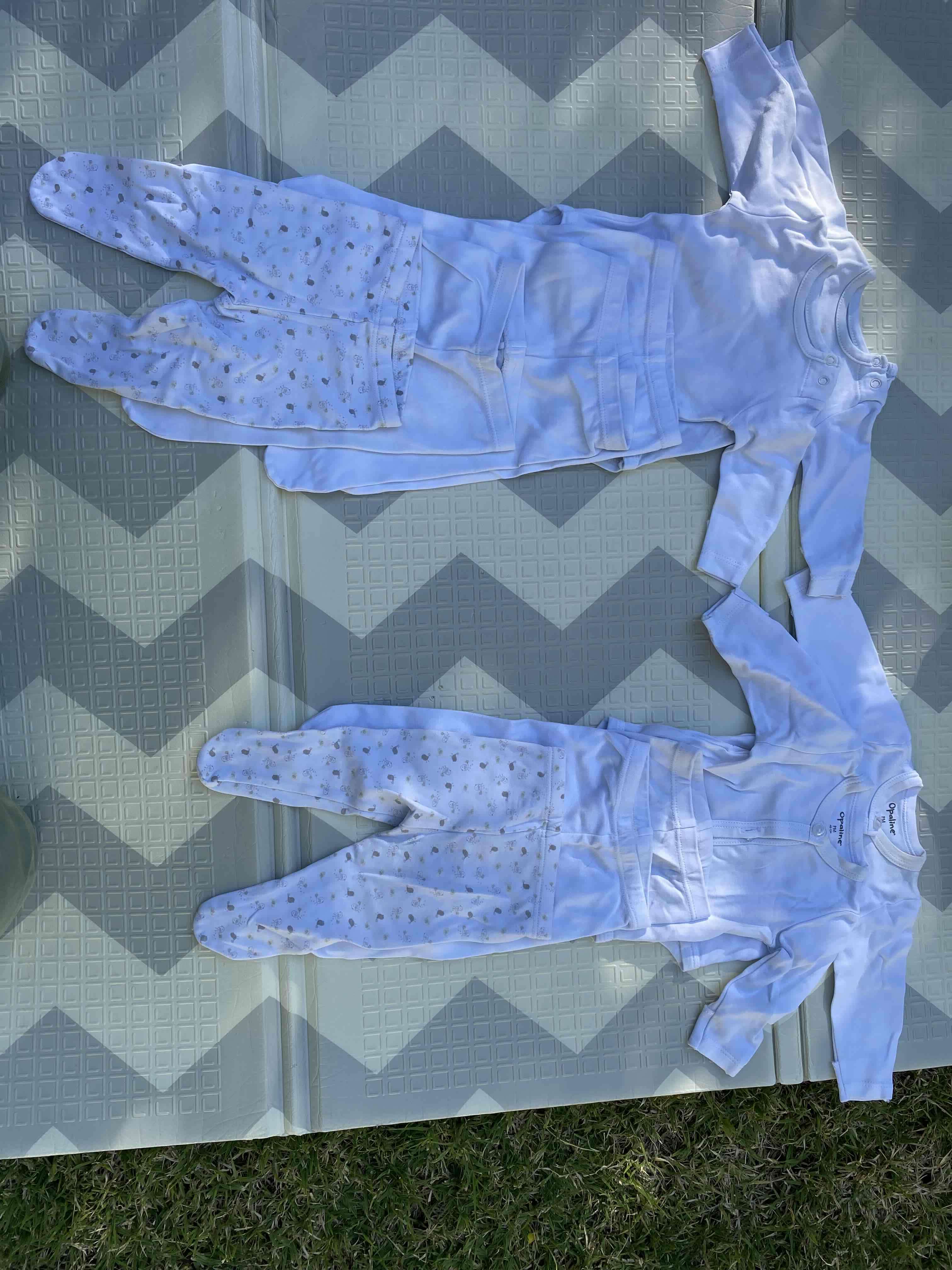 Ropa de bebé blanca y estampada - miniatura 5