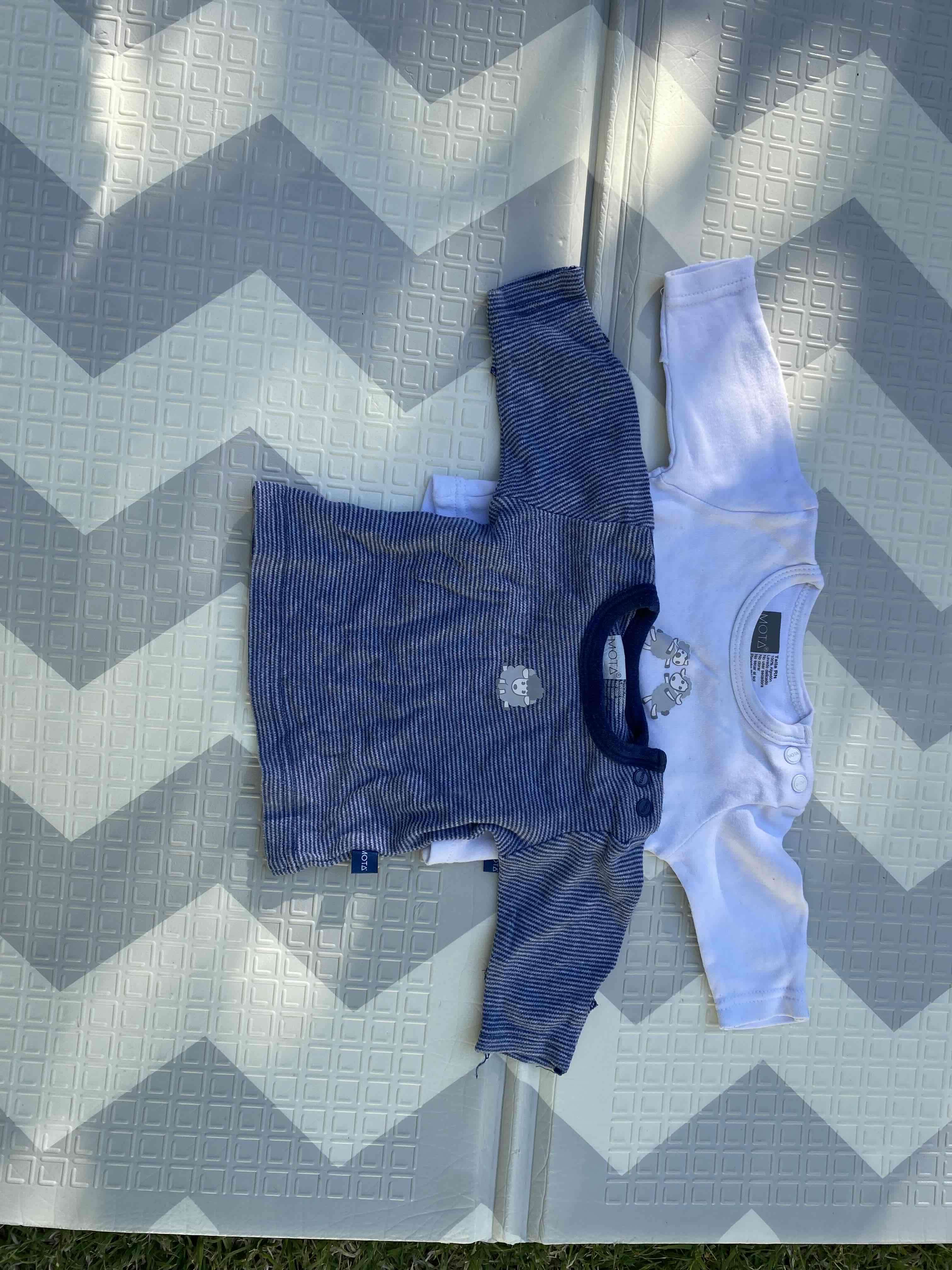 Poleras de bebé a rayas y blancas