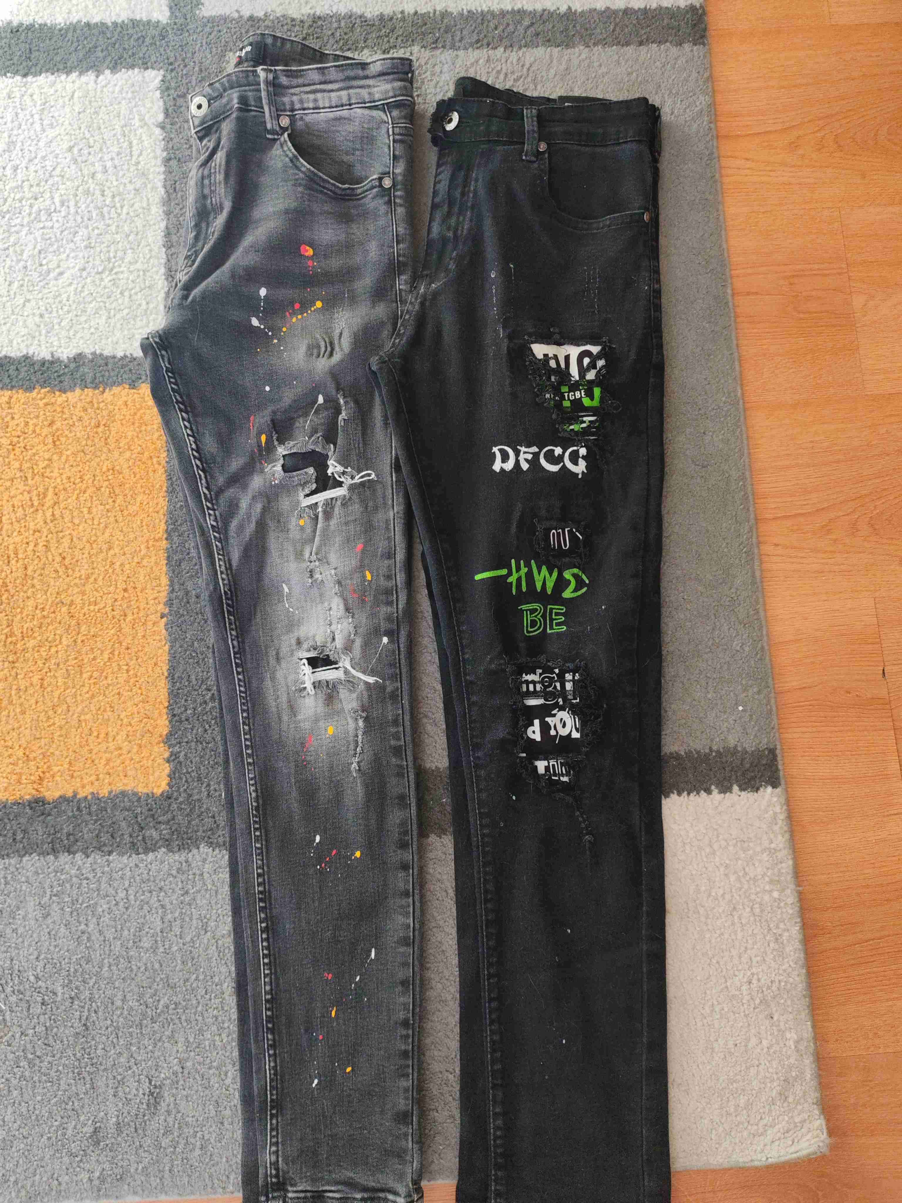 Jeans grises con diseño gráfico