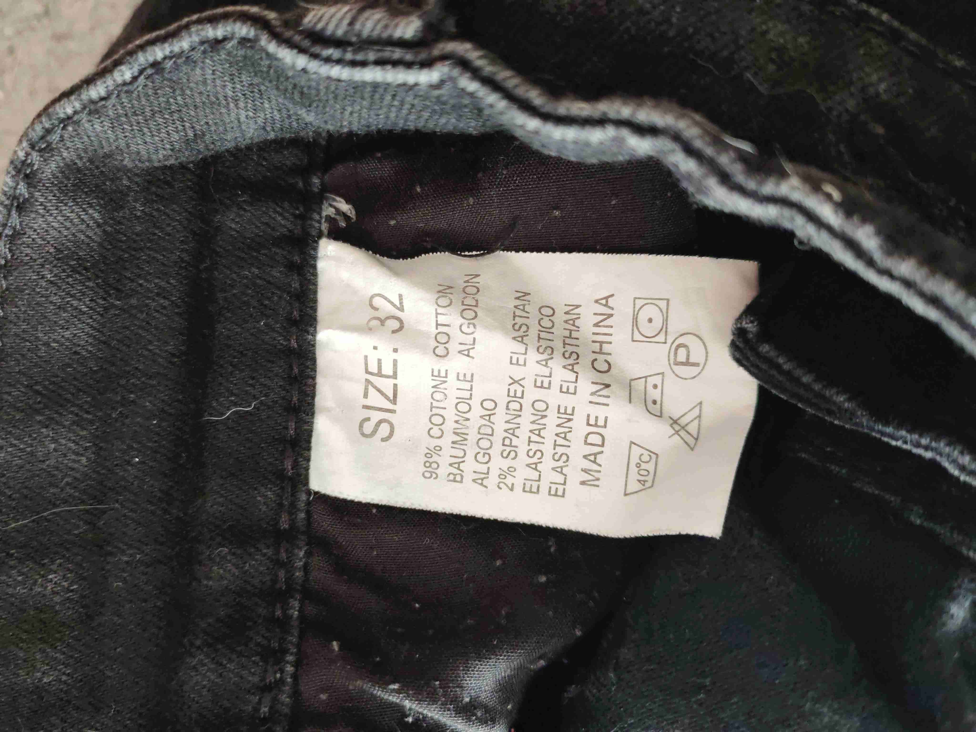 Jeans grises con diseño gráfico - miniatura 2
