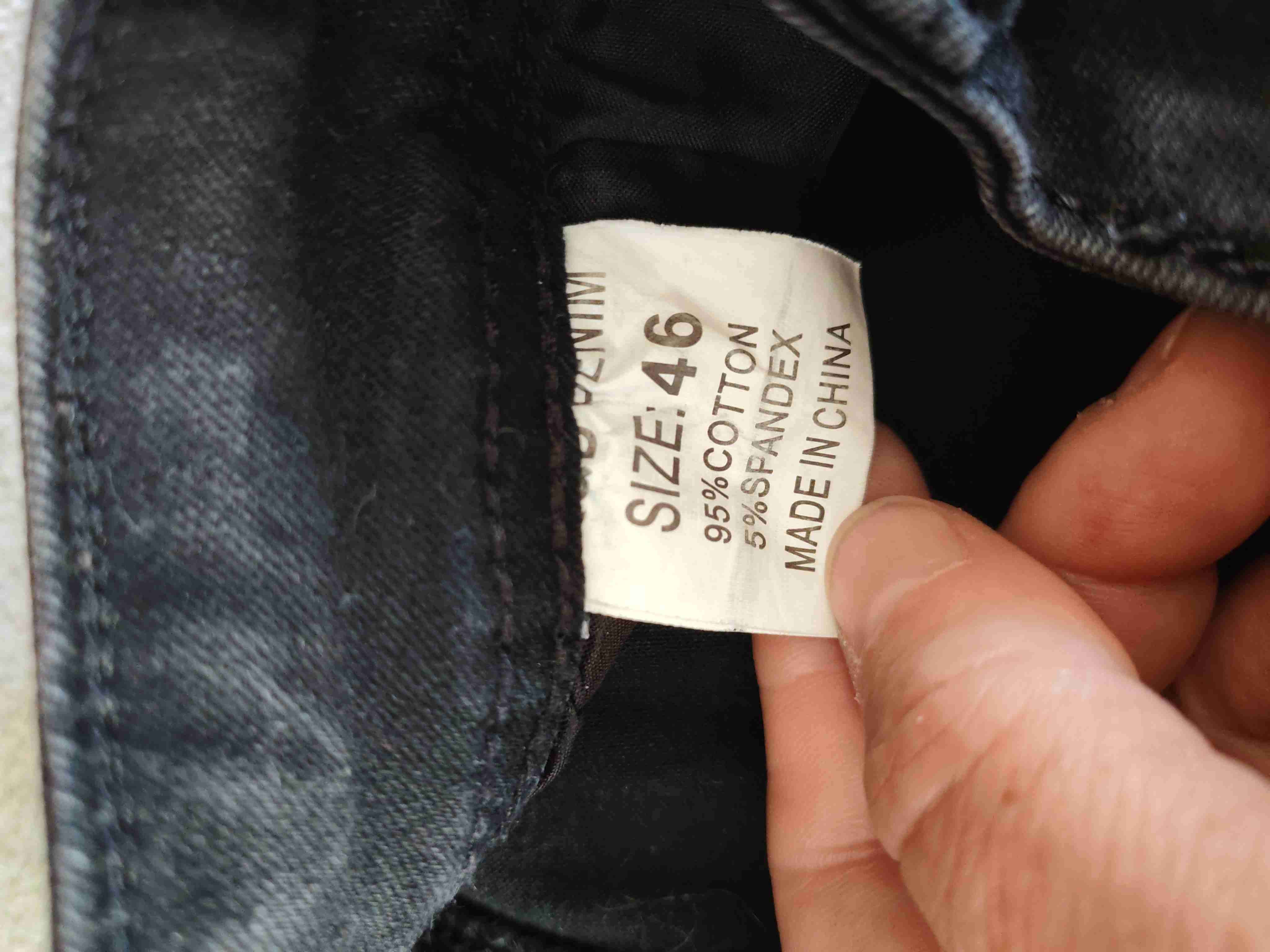 Jeans negros con diseño rasgado - miniatura 2