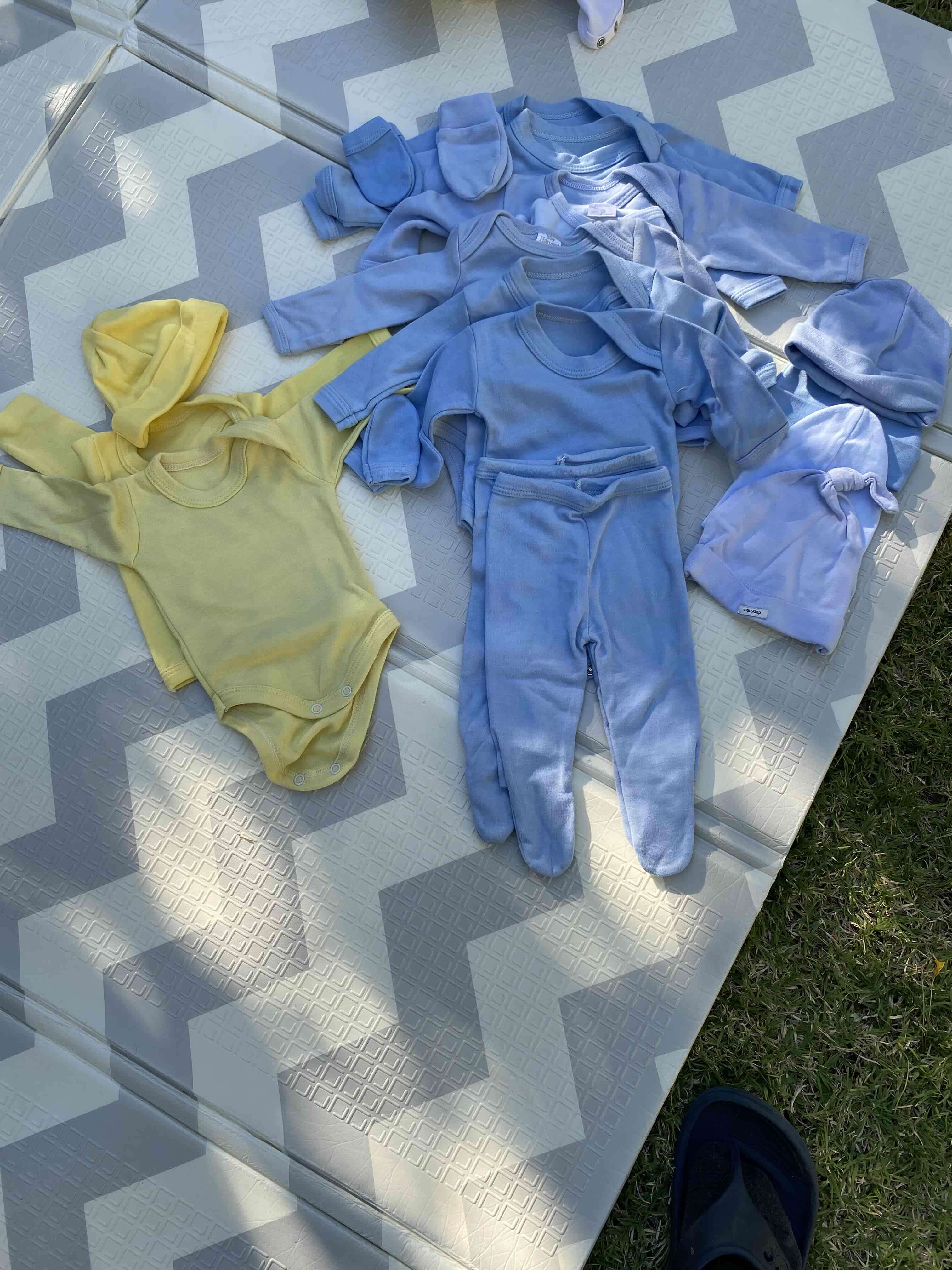 Conjunto de ropa de bebé azul y amarillo