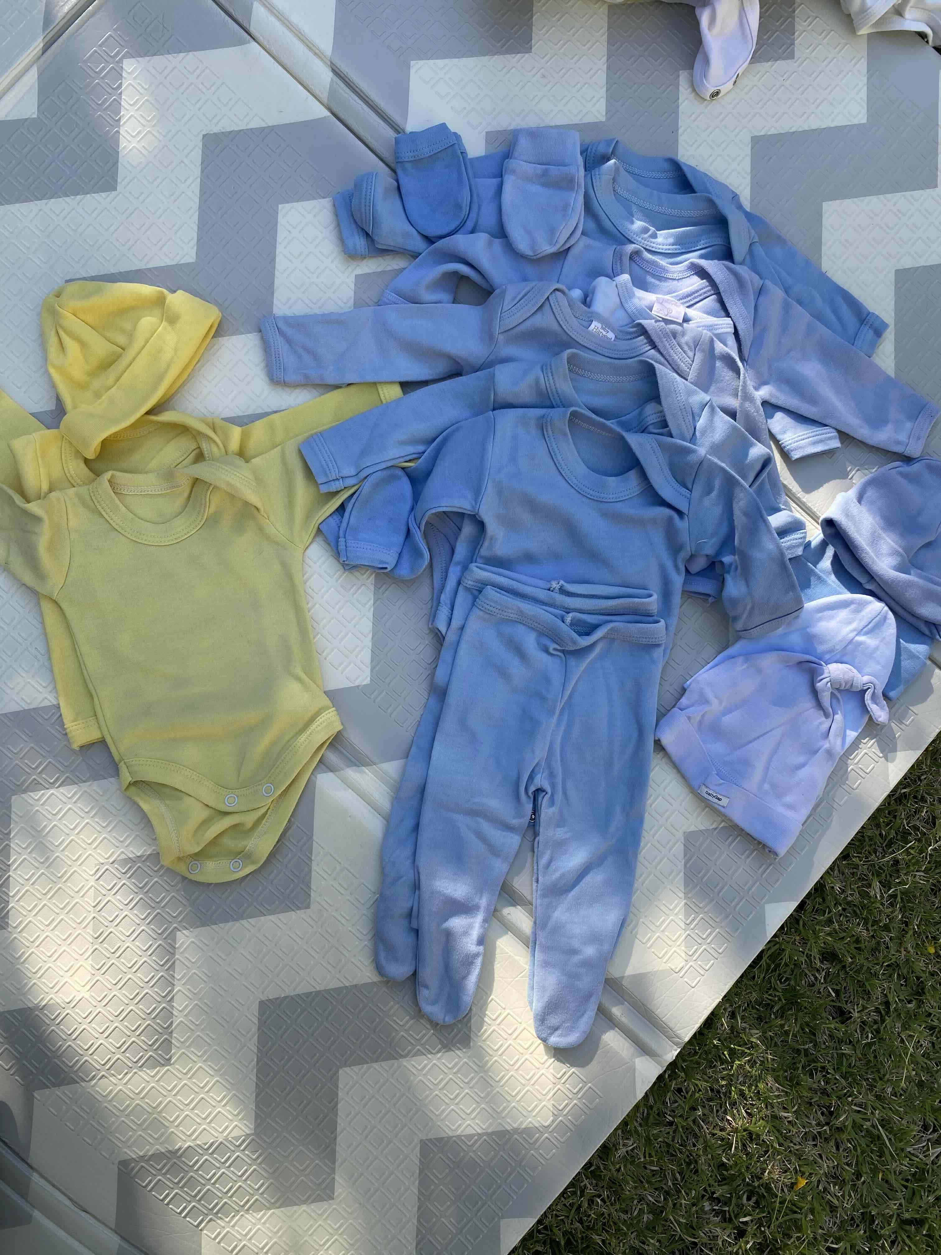 Conjunto de ropa de bebé azul y amarillo - miniatura 2