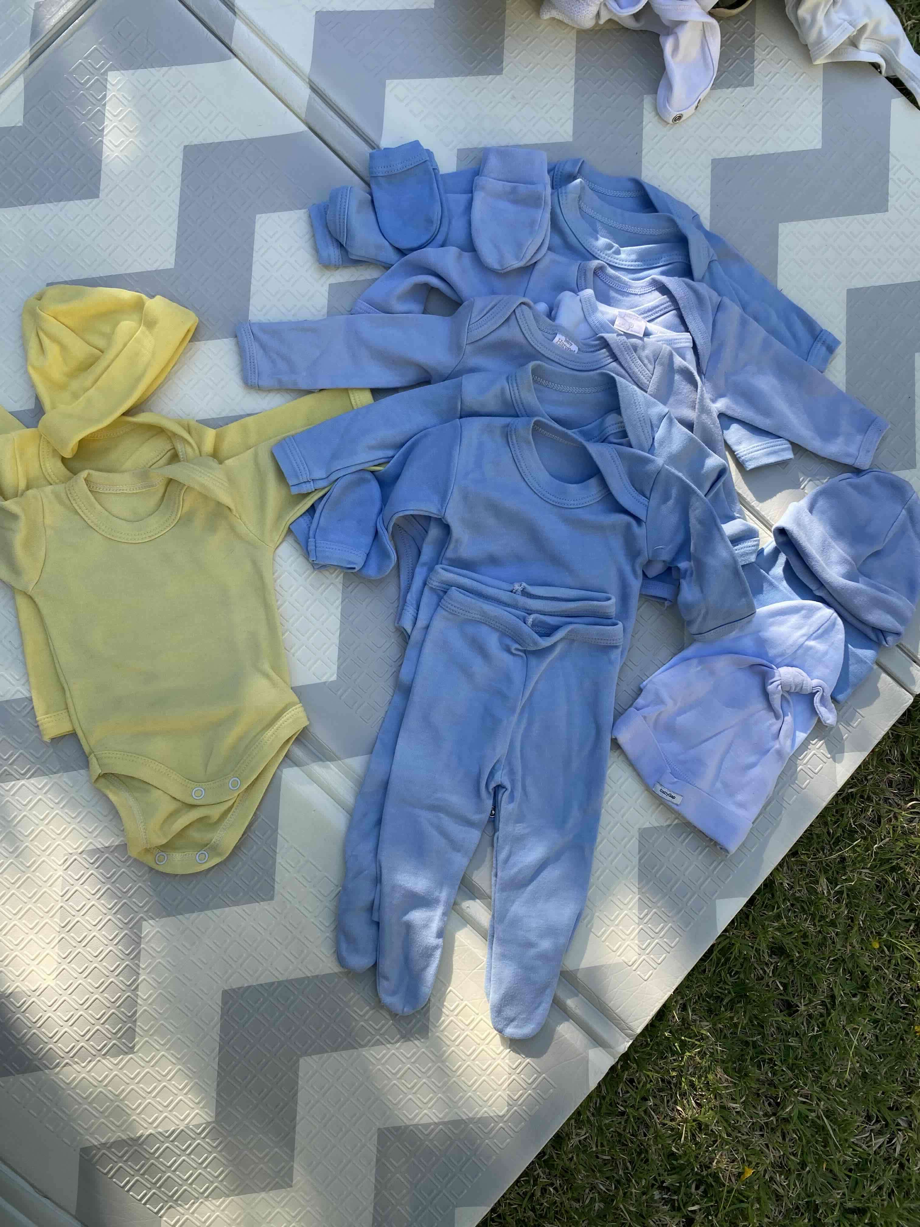 Conjunto de ropa de bebé azul y amarillo - miniatura 3