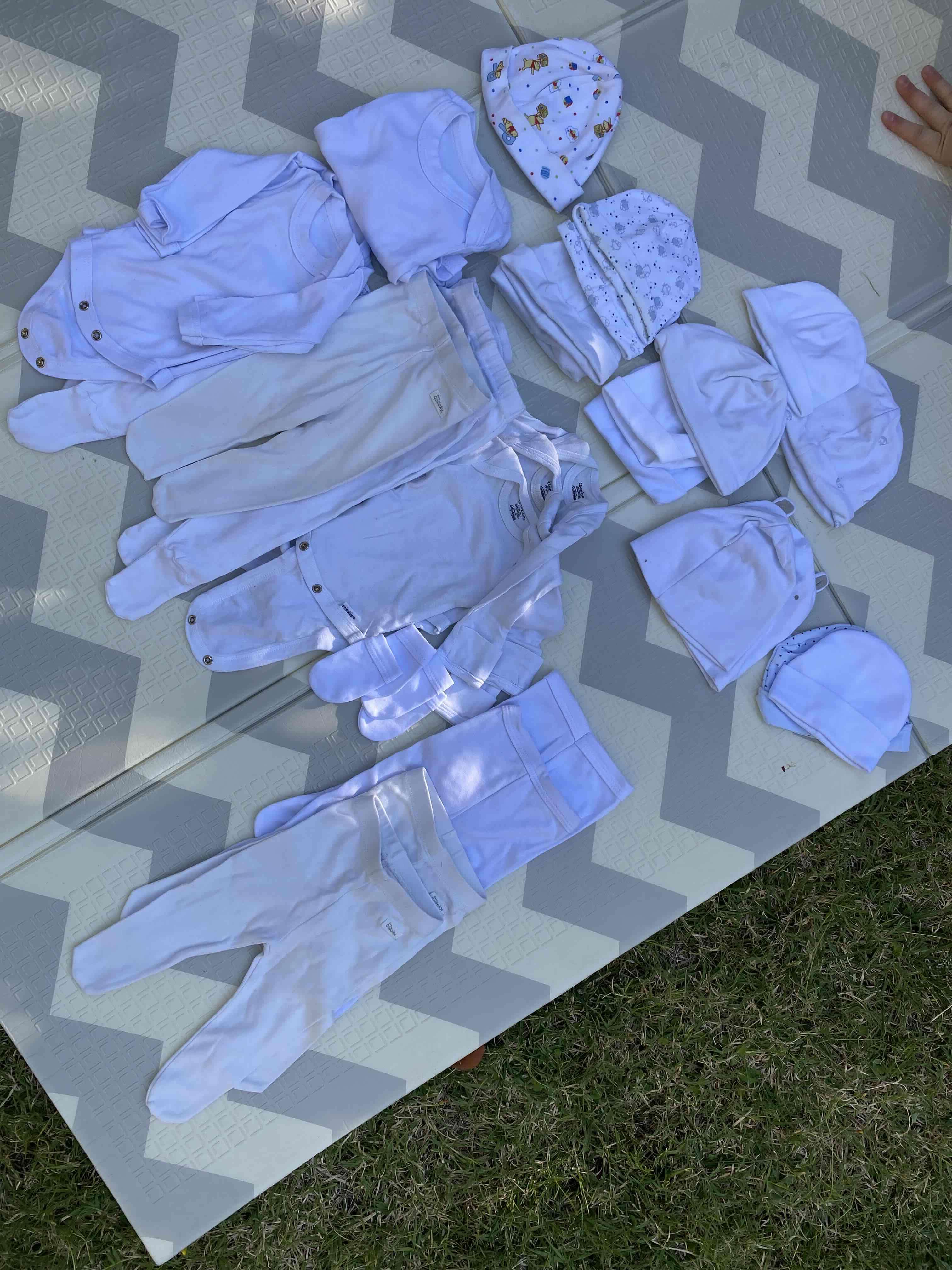 Conjunto de ropa de bebé blanca