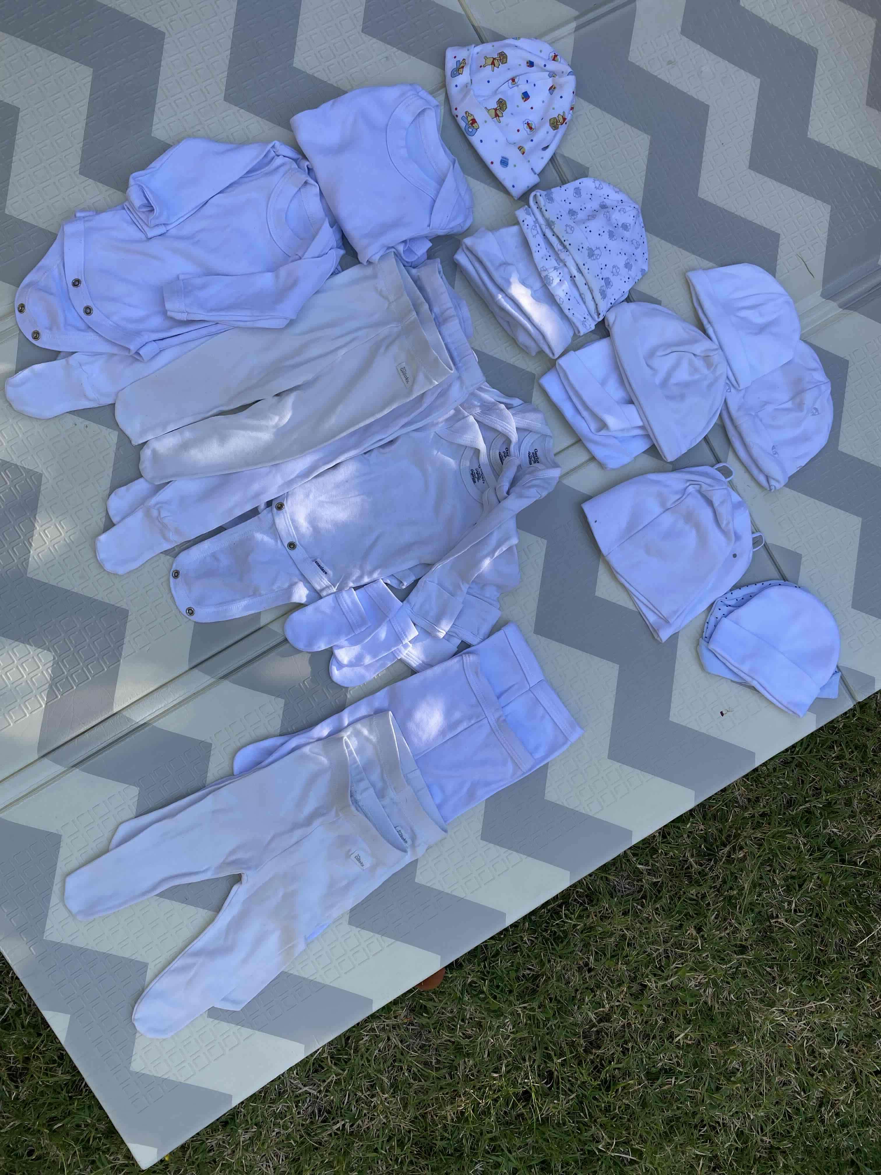 Conjunto de ropa de bebé blanca - 2