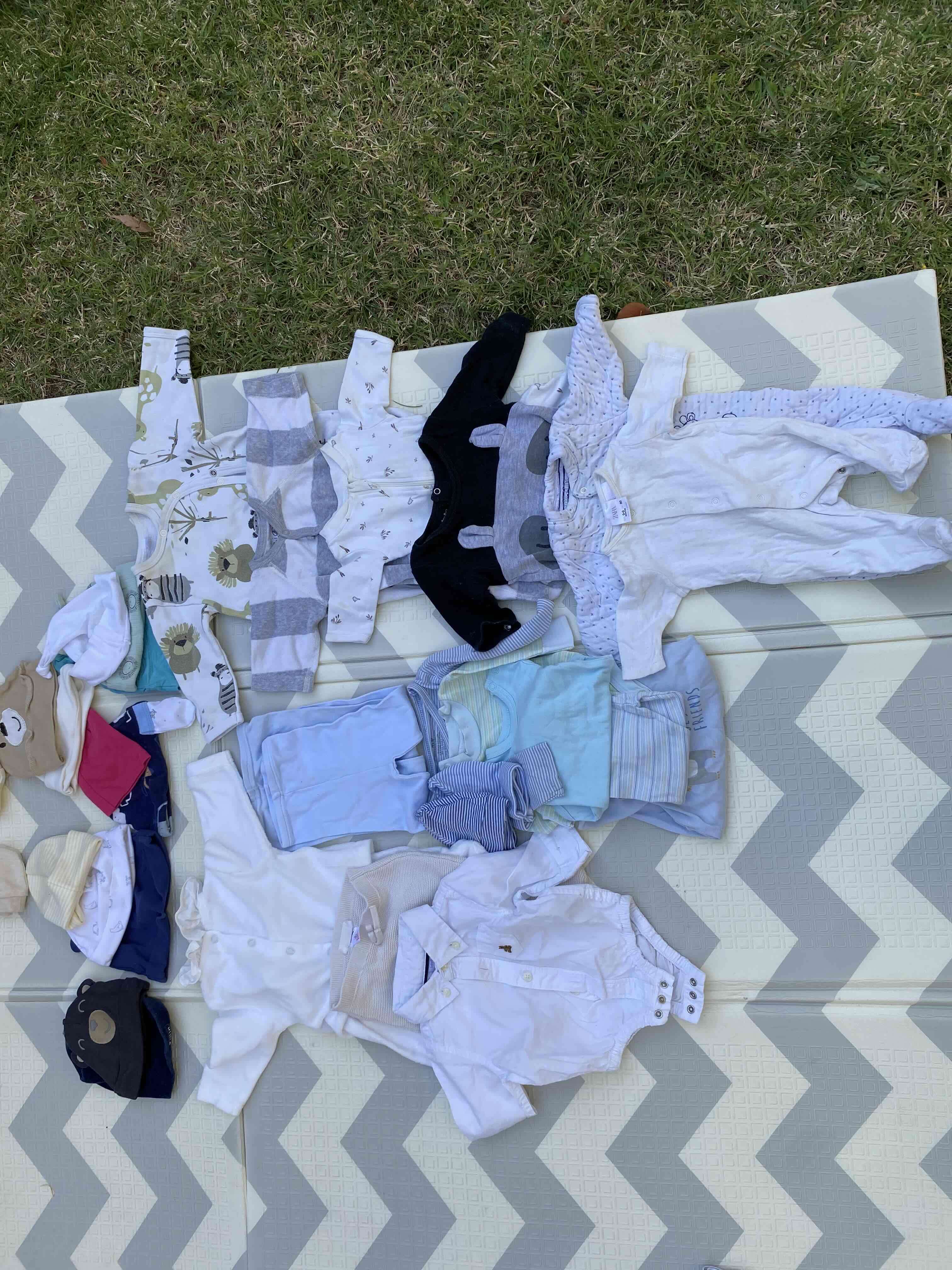 Conjunto de ropa de bebé blanca