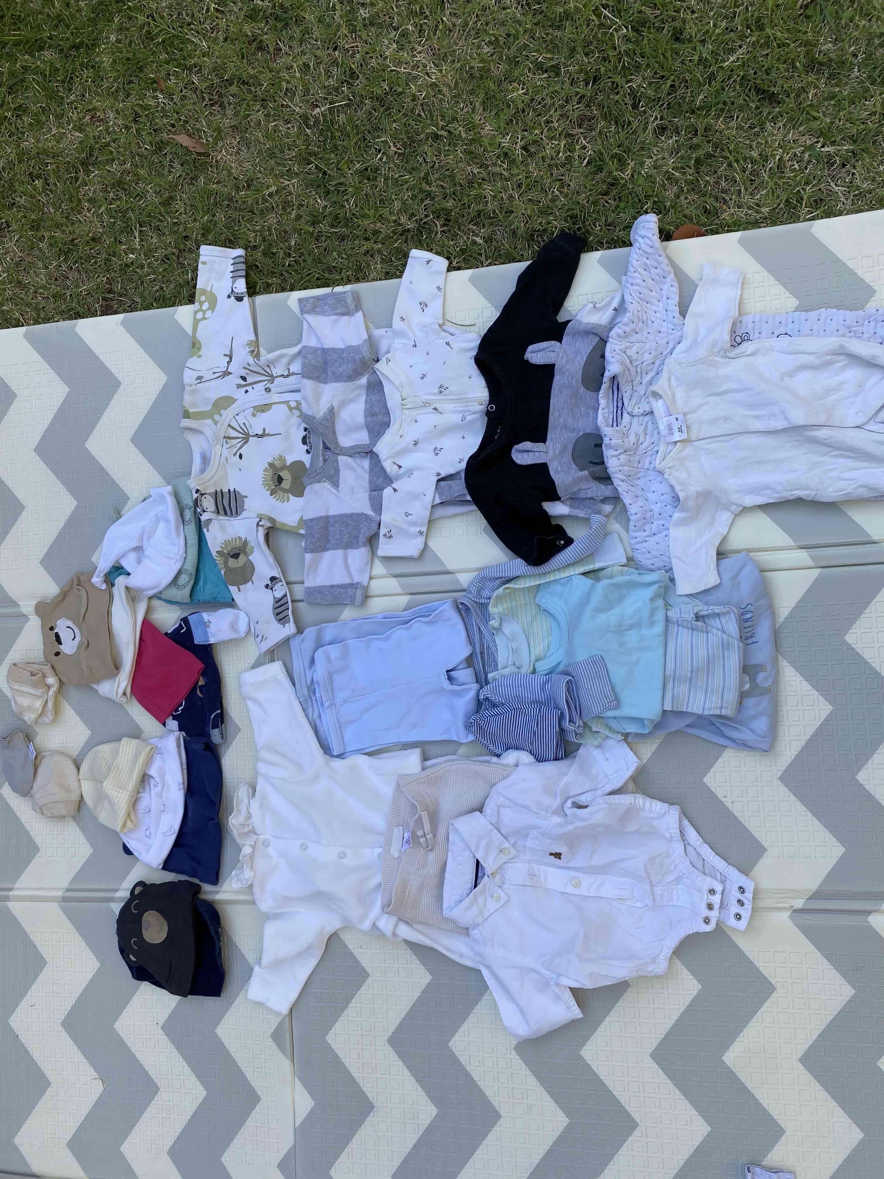 Conjunto de ropa de bebé blanca - miniatura 2