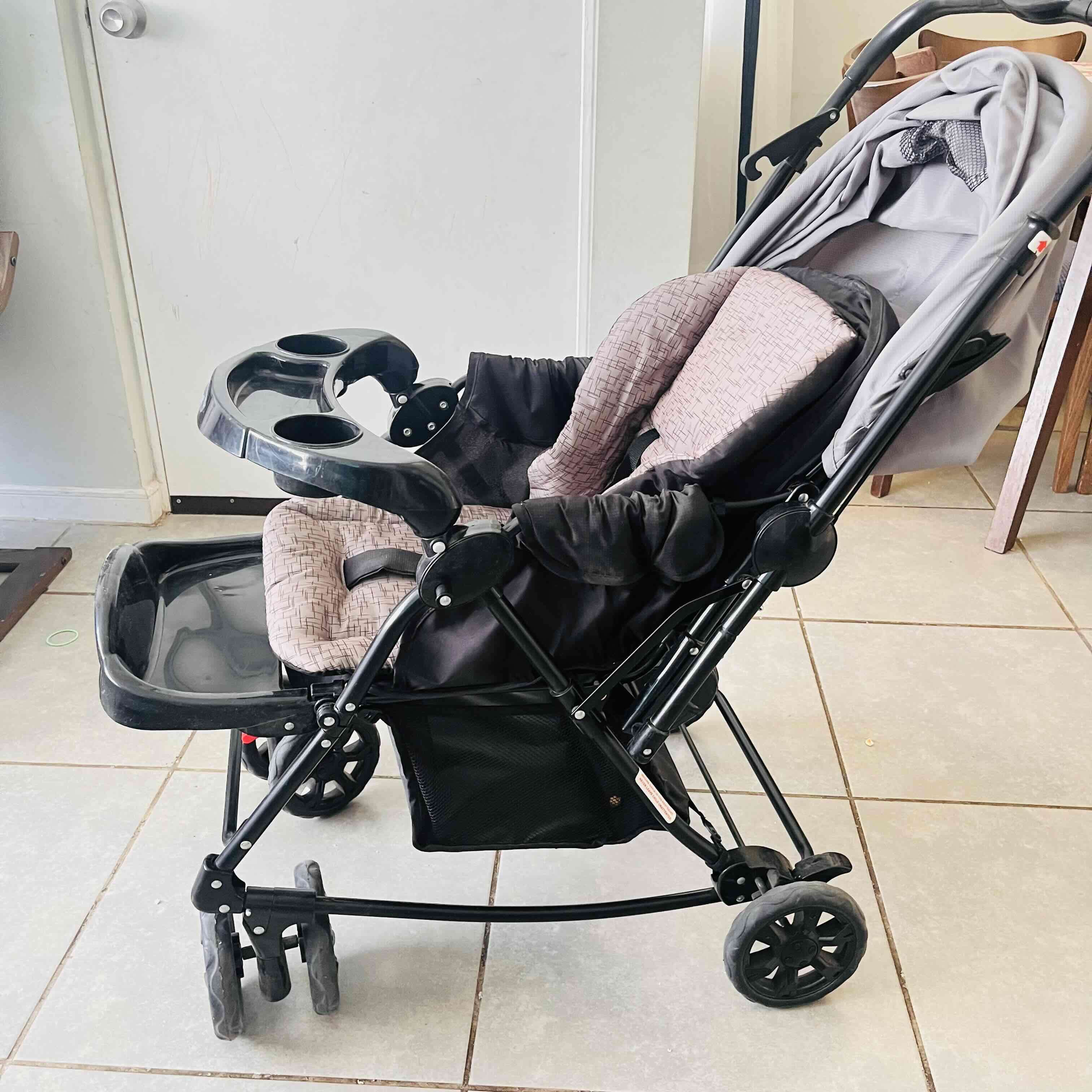 Coche de bebé plegable gris - miniatura 2