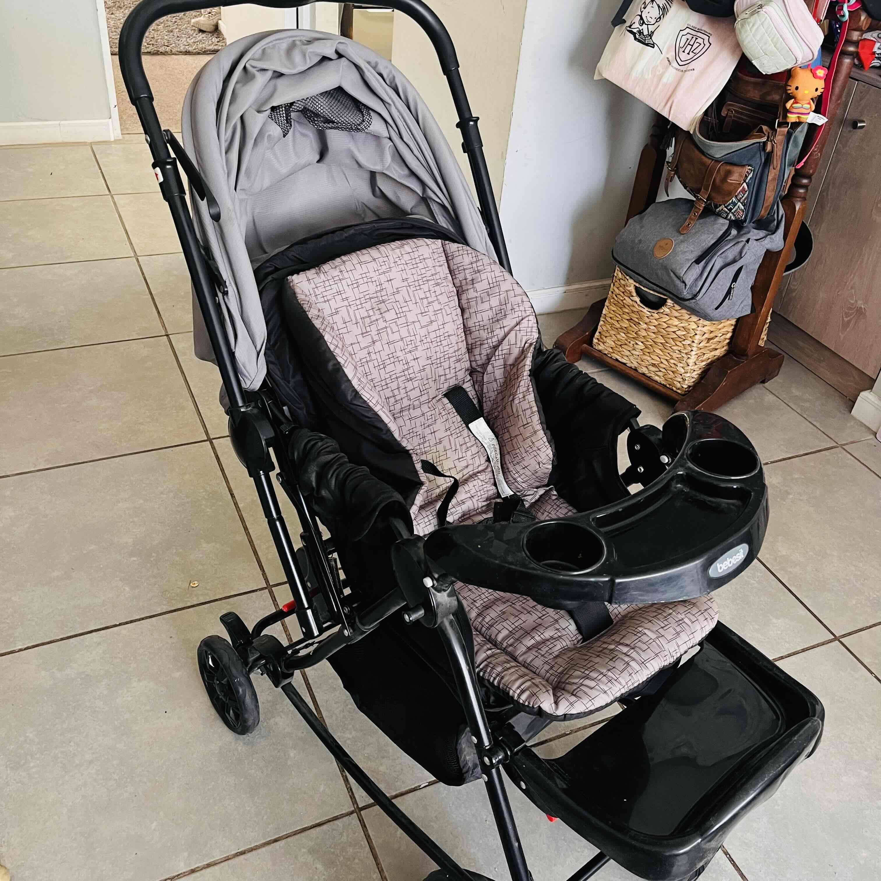 Coche de bebé plegable gris - miniatura 3