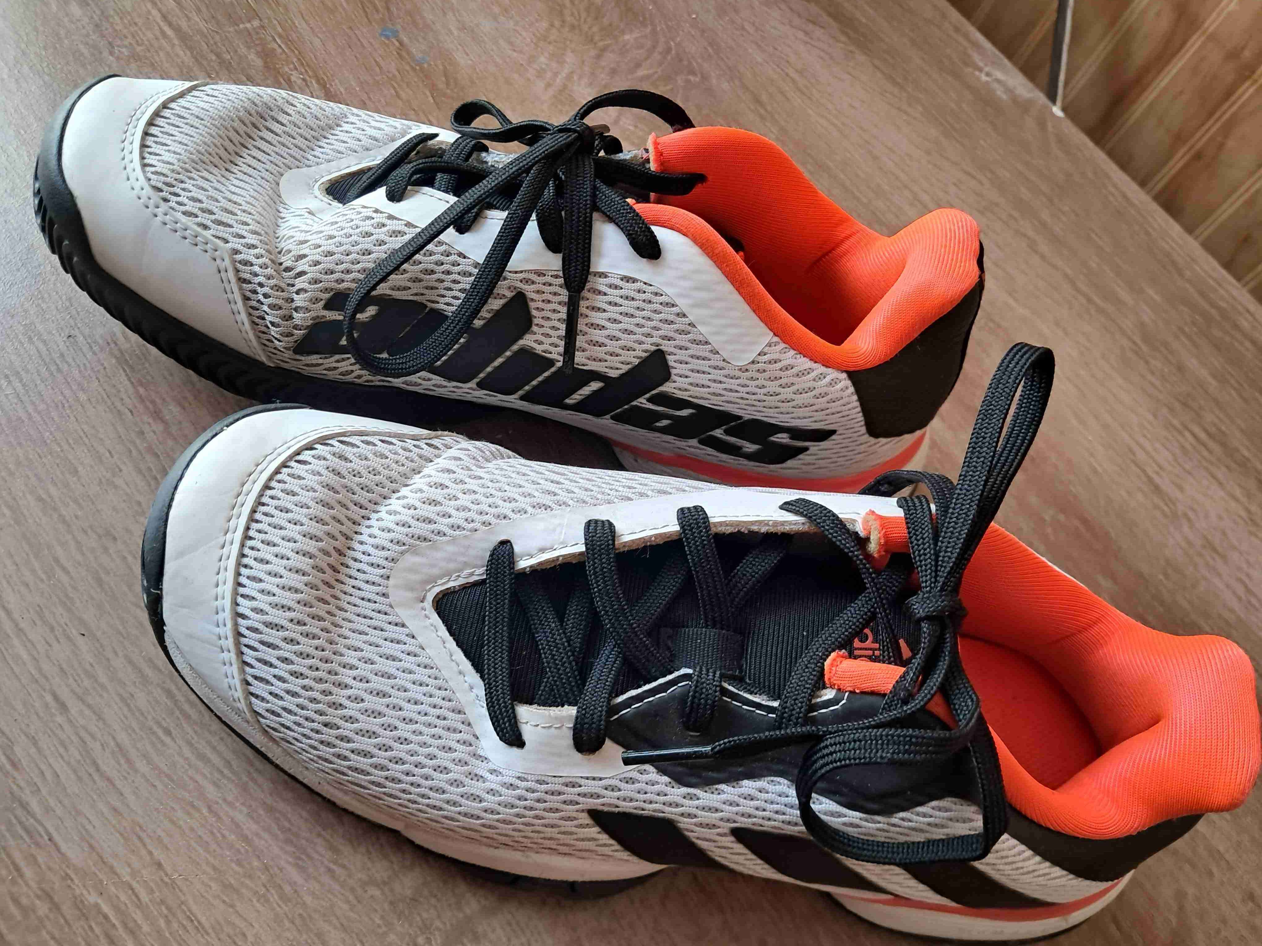 Zapatillas deportivas blancas y naranjas