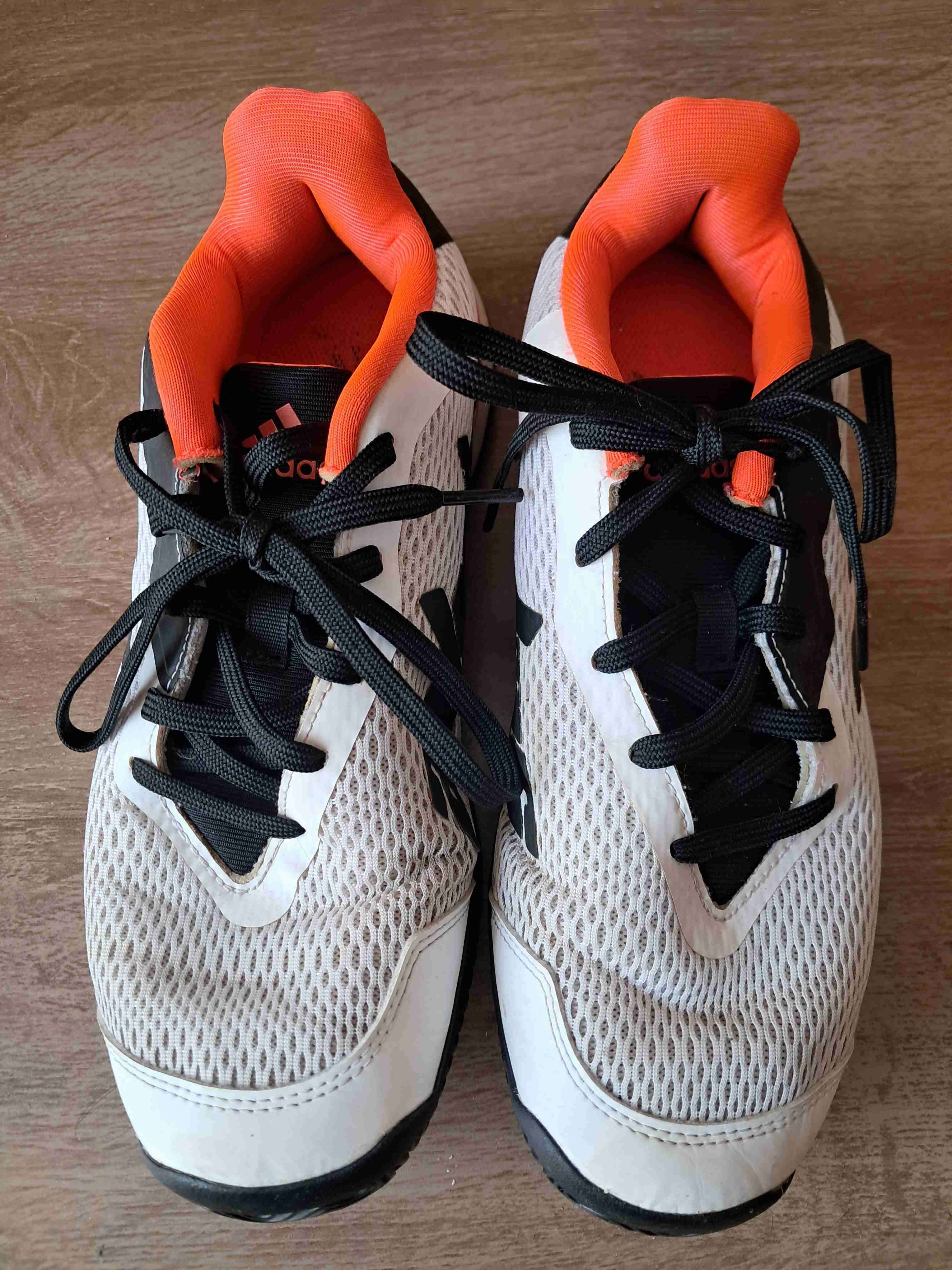 Zapatillas deportivas blancas y naranjas - 2