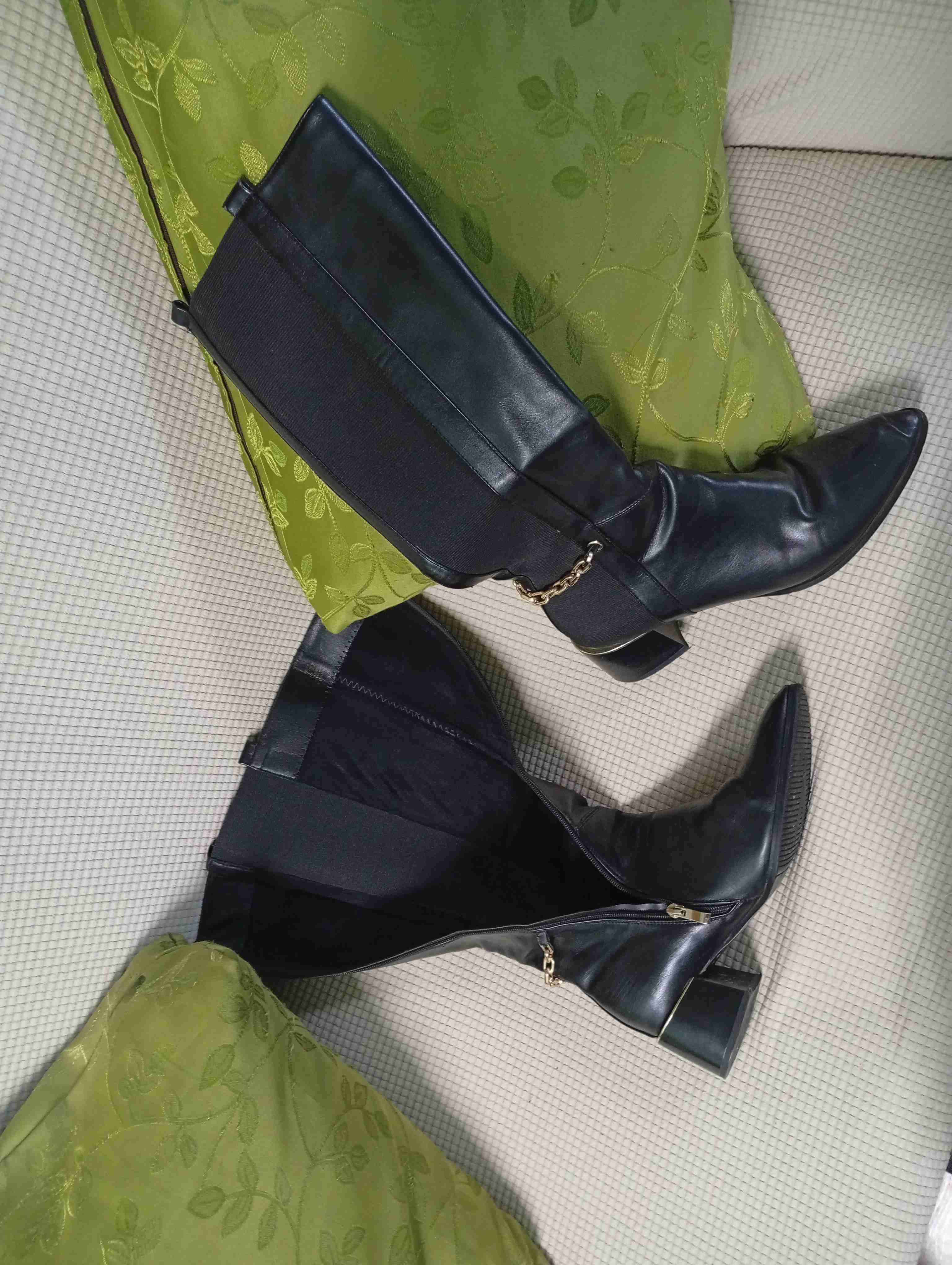 Botas negras con cadena dorada! 42! - miniatura 2