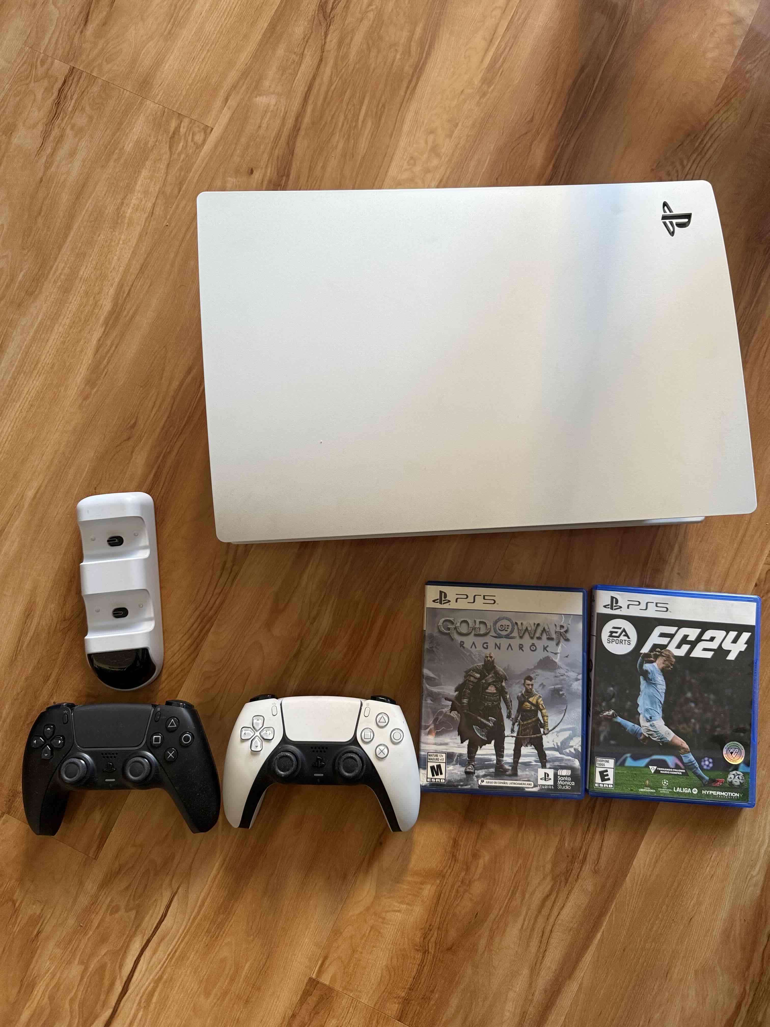 Consola PS5 con dos juegos y mandos
