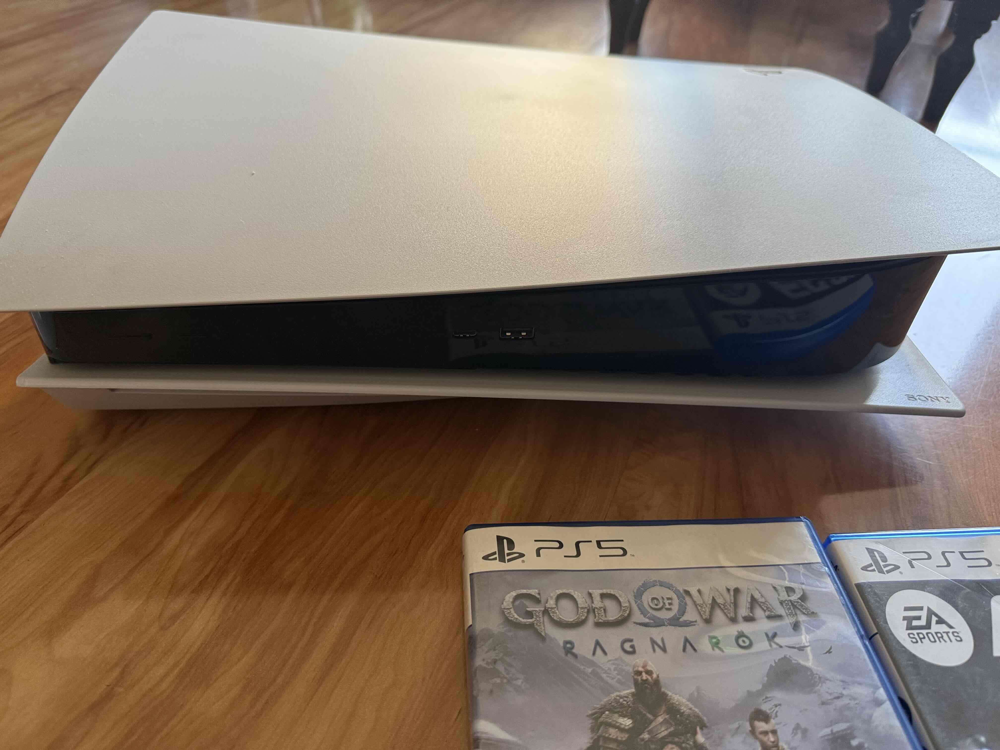 Consola PS5 con dos juegos y mandos - 3