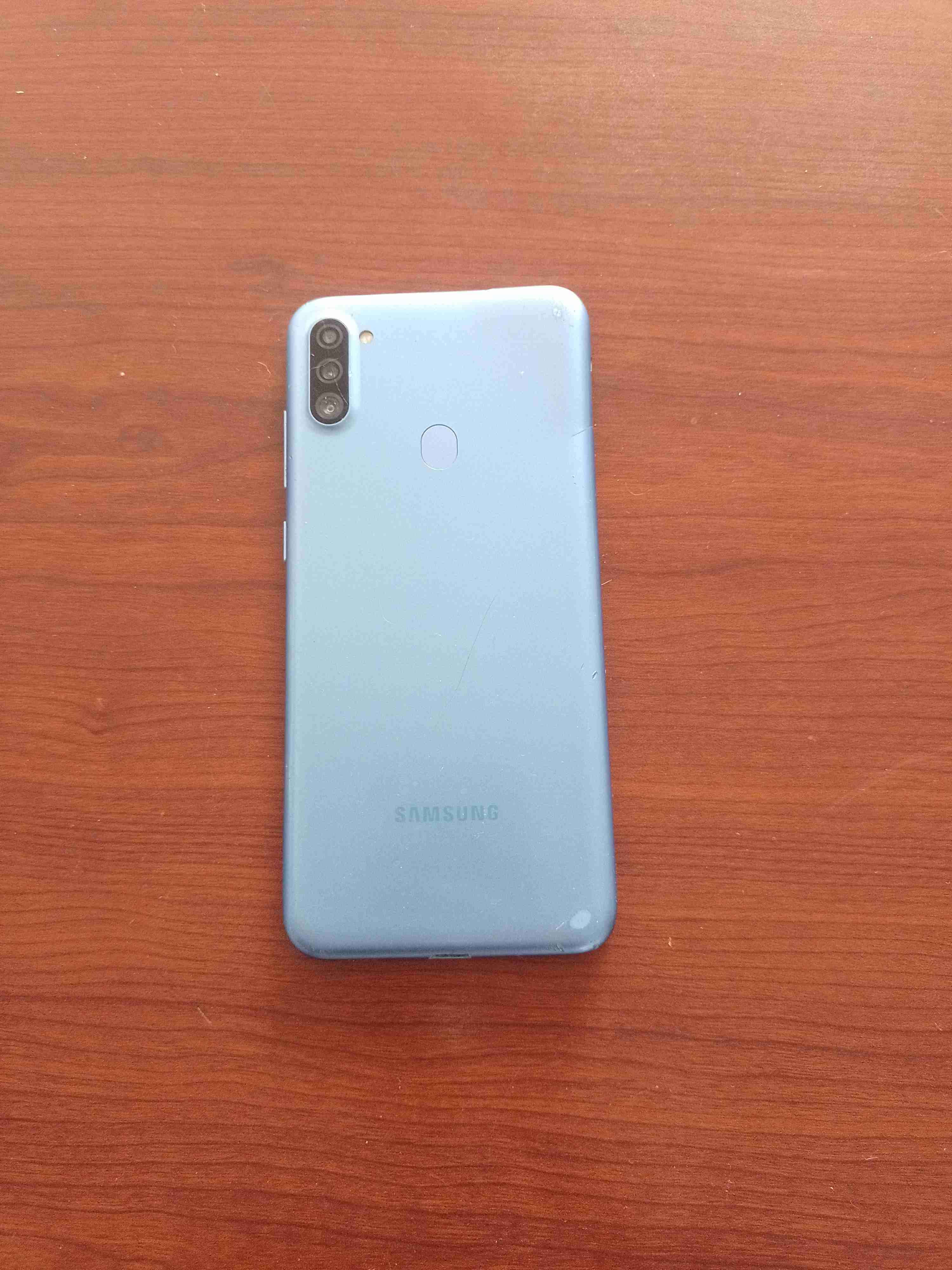 Teléfono celular con pantalla rota - miniatura 2