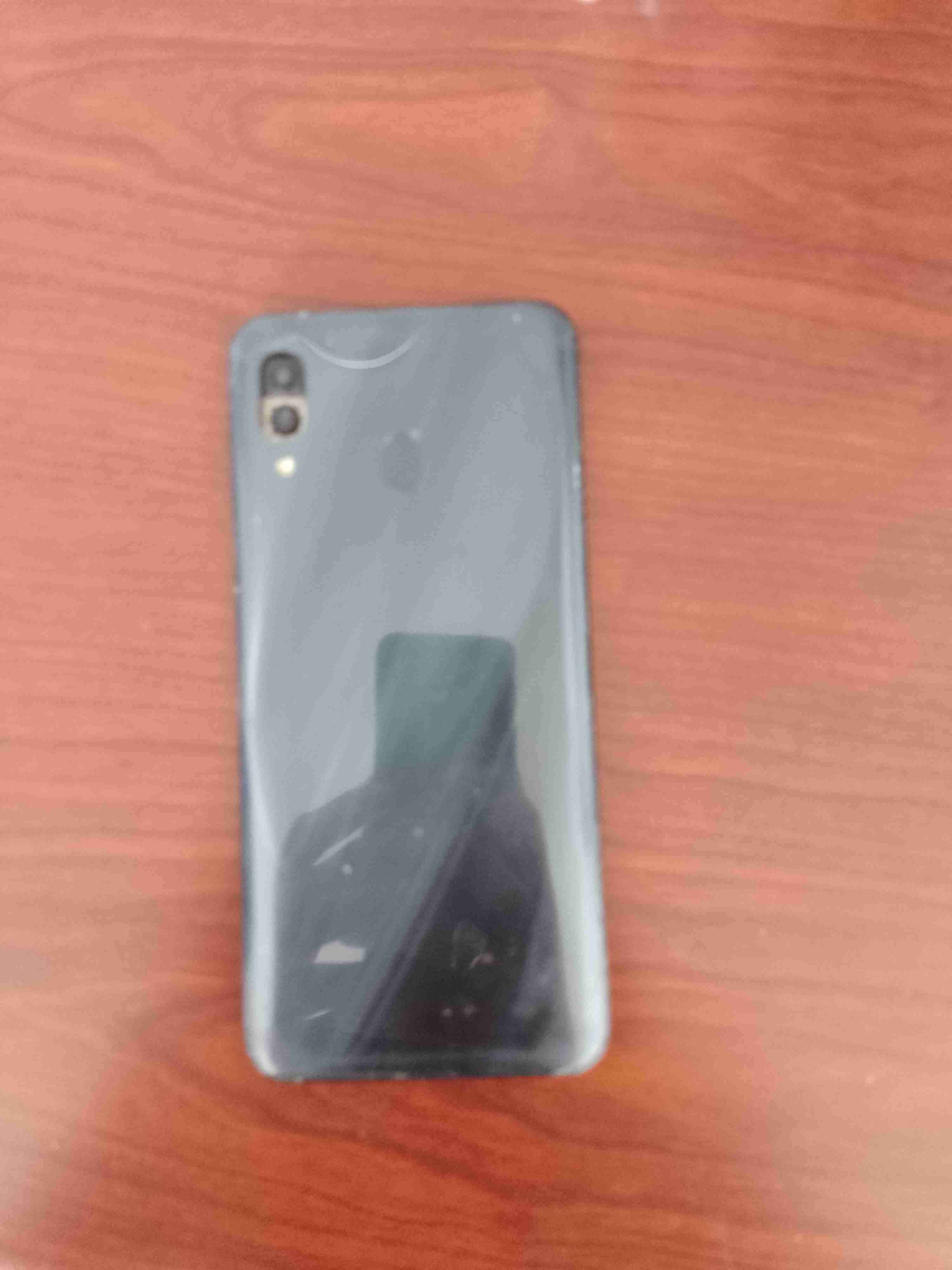 Teléfono celular con pantalla rota - miniatura 3