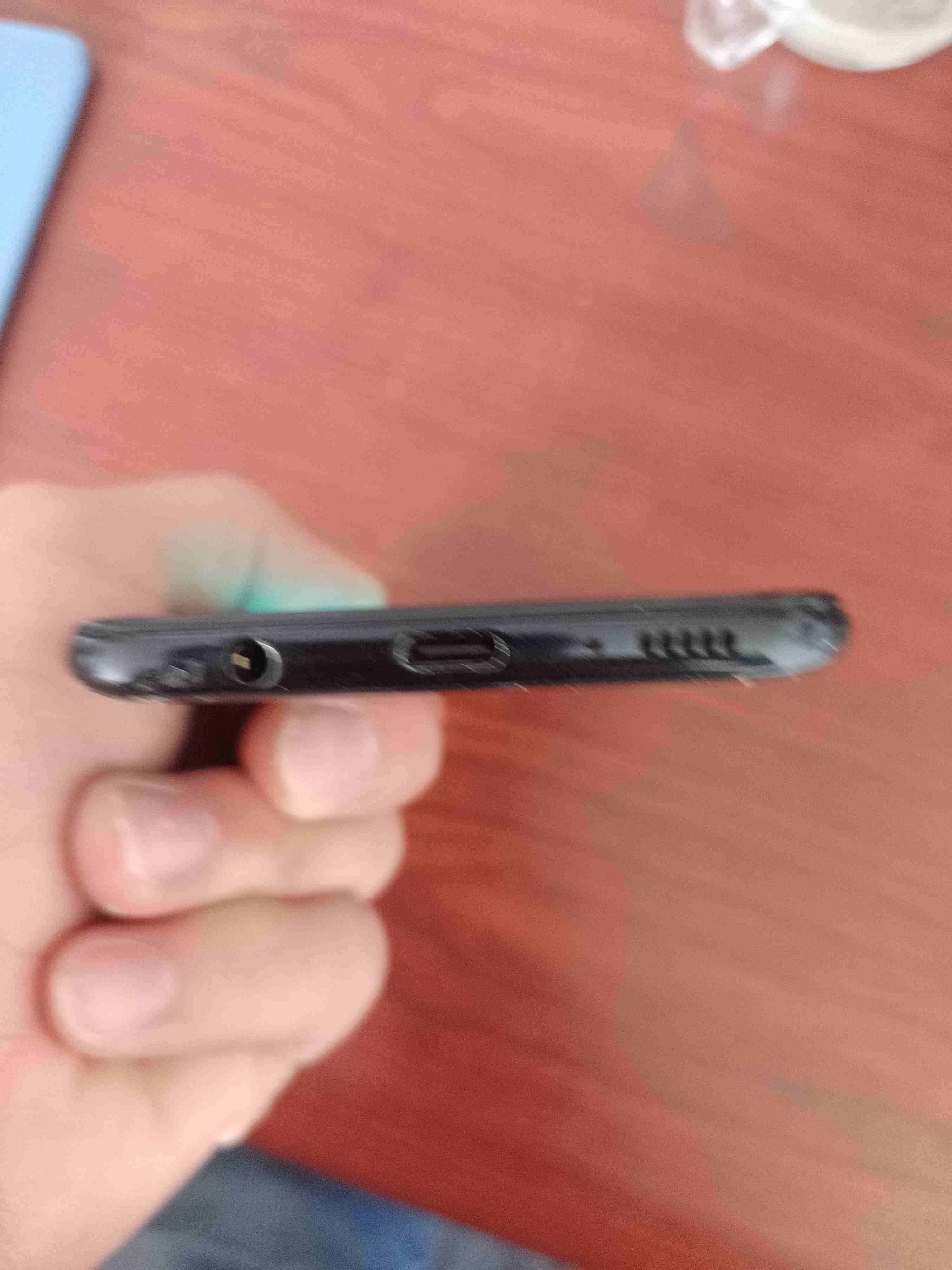 Teléfono celular con pantalla rota - miniatura 5